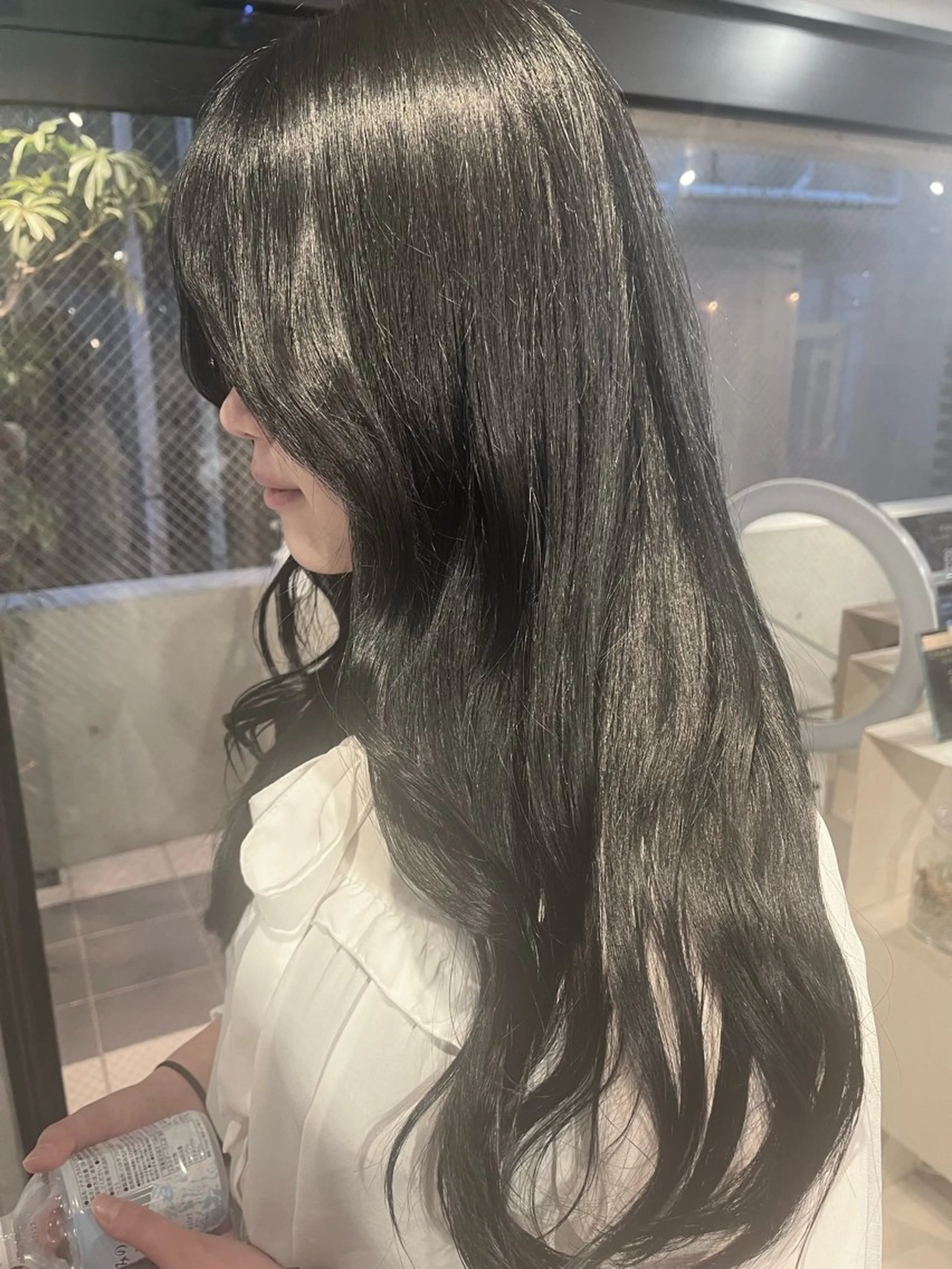 カラー 黒髪 ブルーカラー ブルーブラック 透明感カラー 泉澤 風花のヘアスタイル