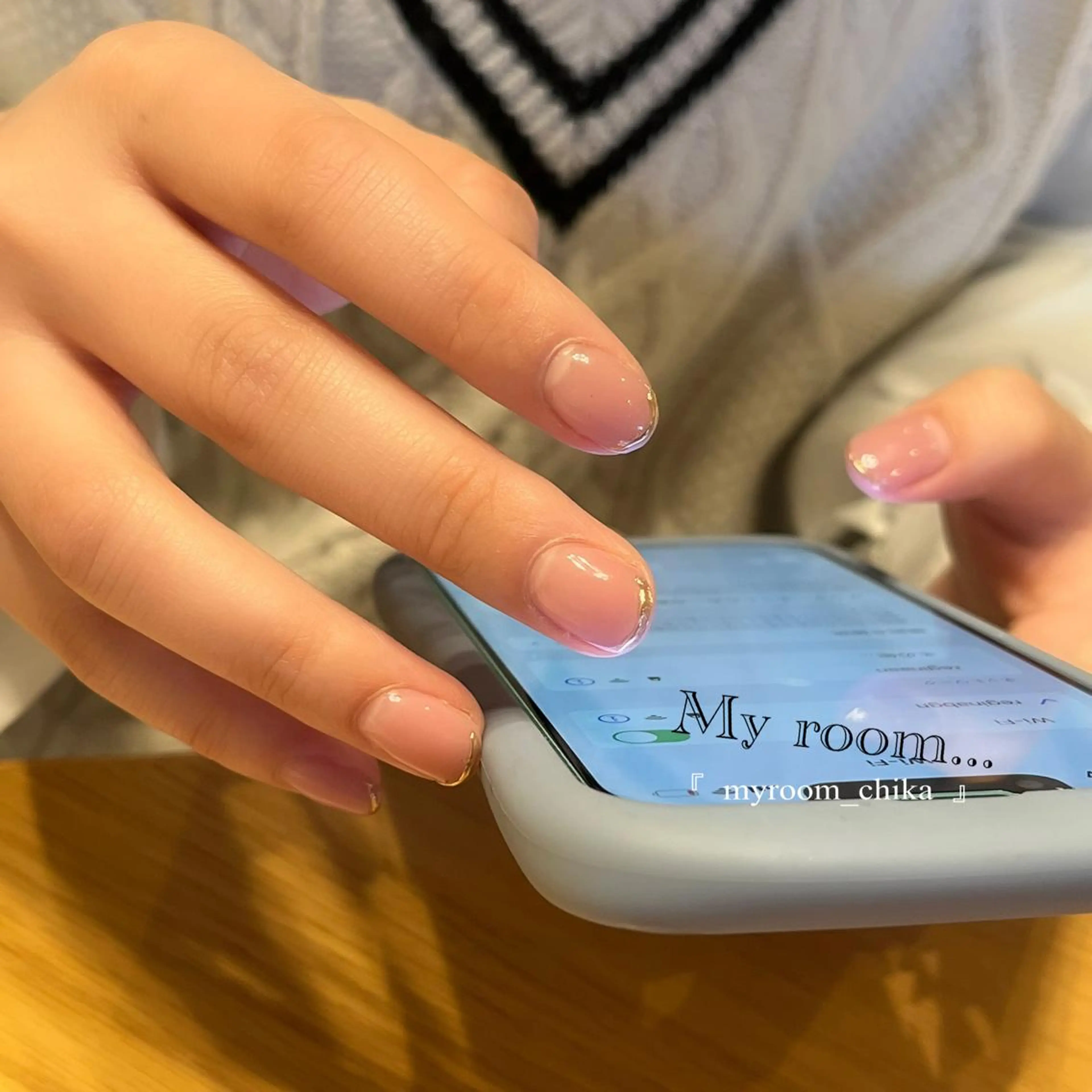 ネイル ゴールド ミラーネイル Amua.facial salon所属・ネイル・ハーブ Amua.新宿御苑のエステ・リラクイメージ