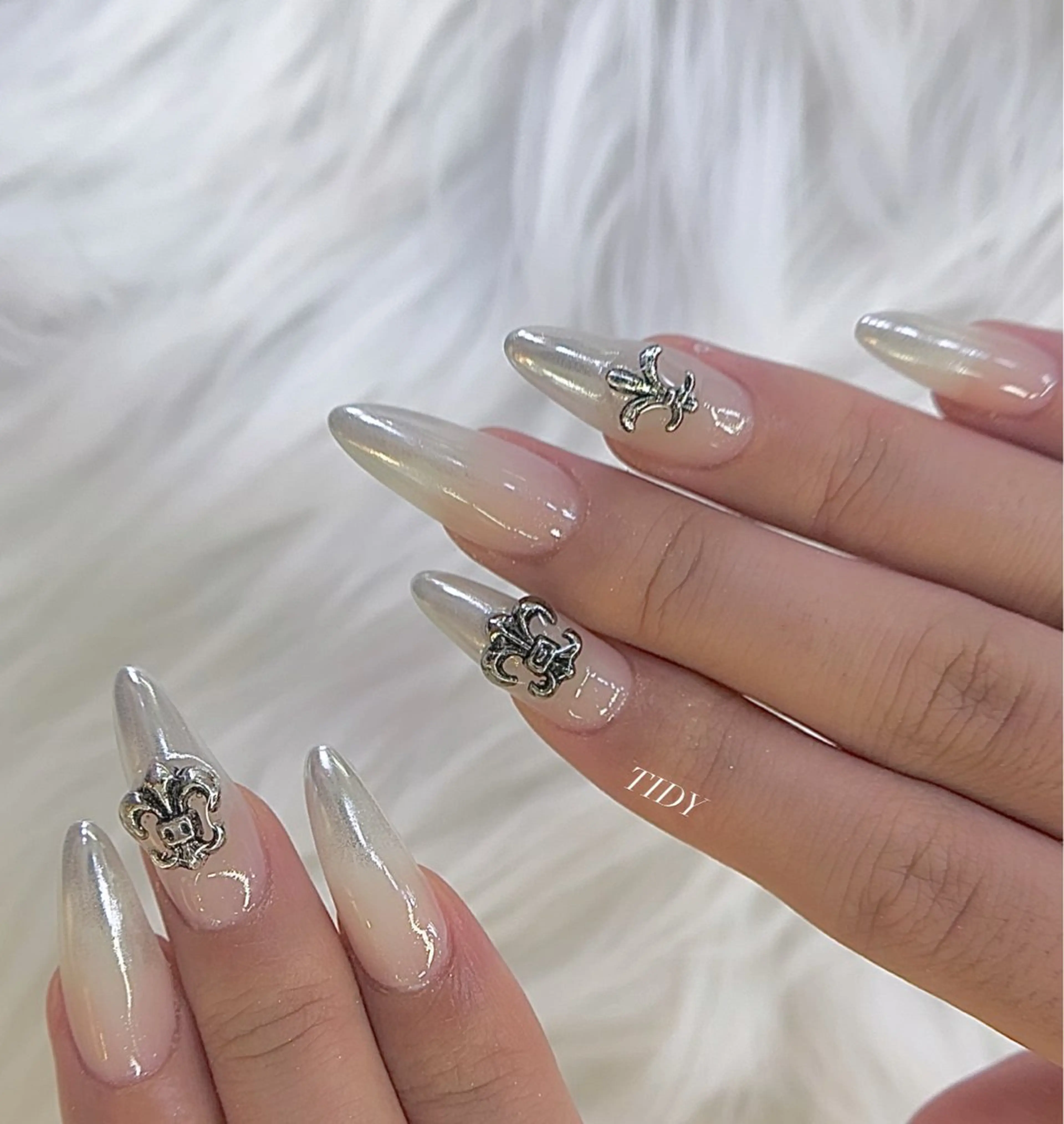 ネイル 長さ出し フットネイル ジェルネイル キラキラネイル 韓国ネイル ハンドネイル TIDY .のネイルデザイン