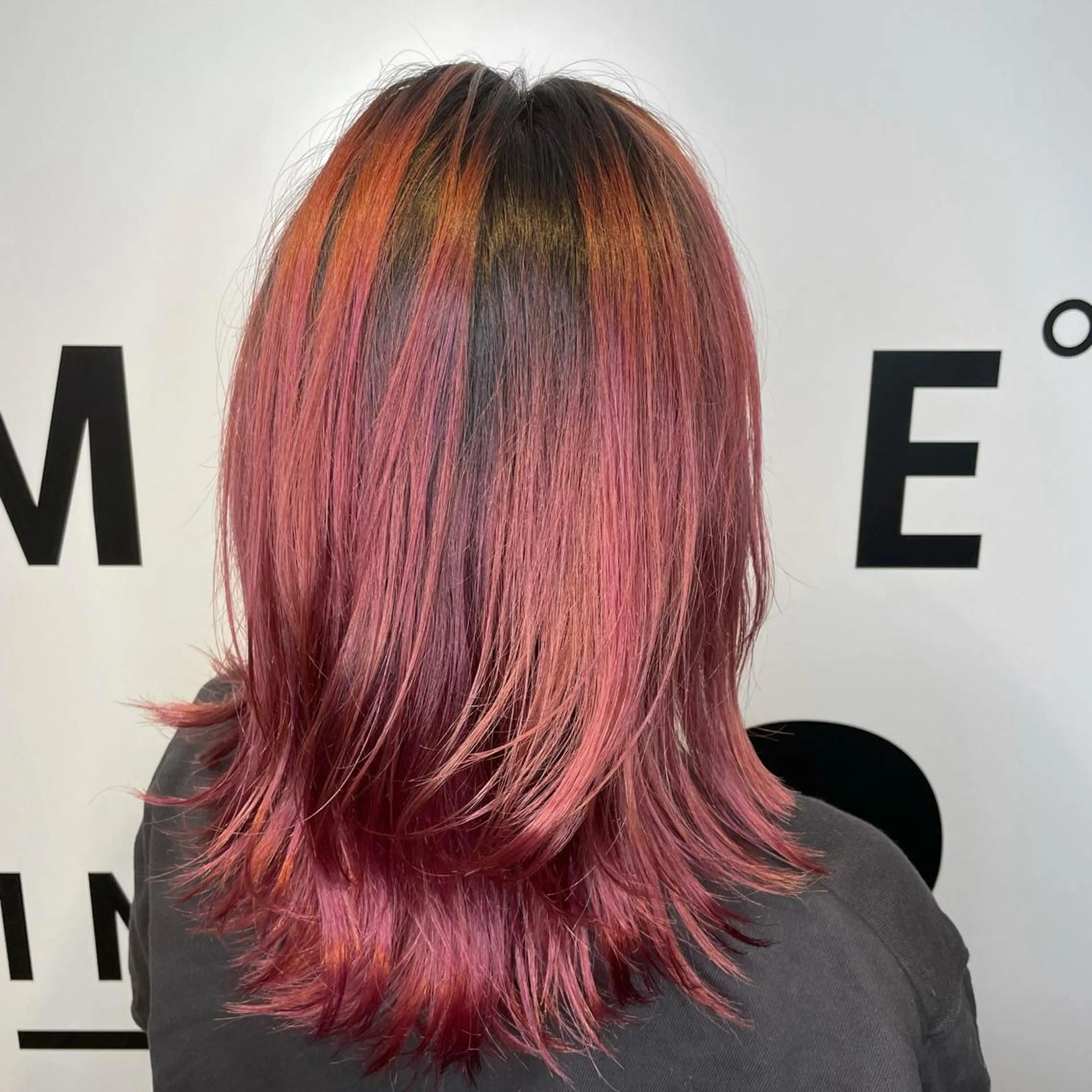 ミディアム カラー バレイヤージュ レッドカラー レイヤーカット 小川 舜人のヘアスタイル