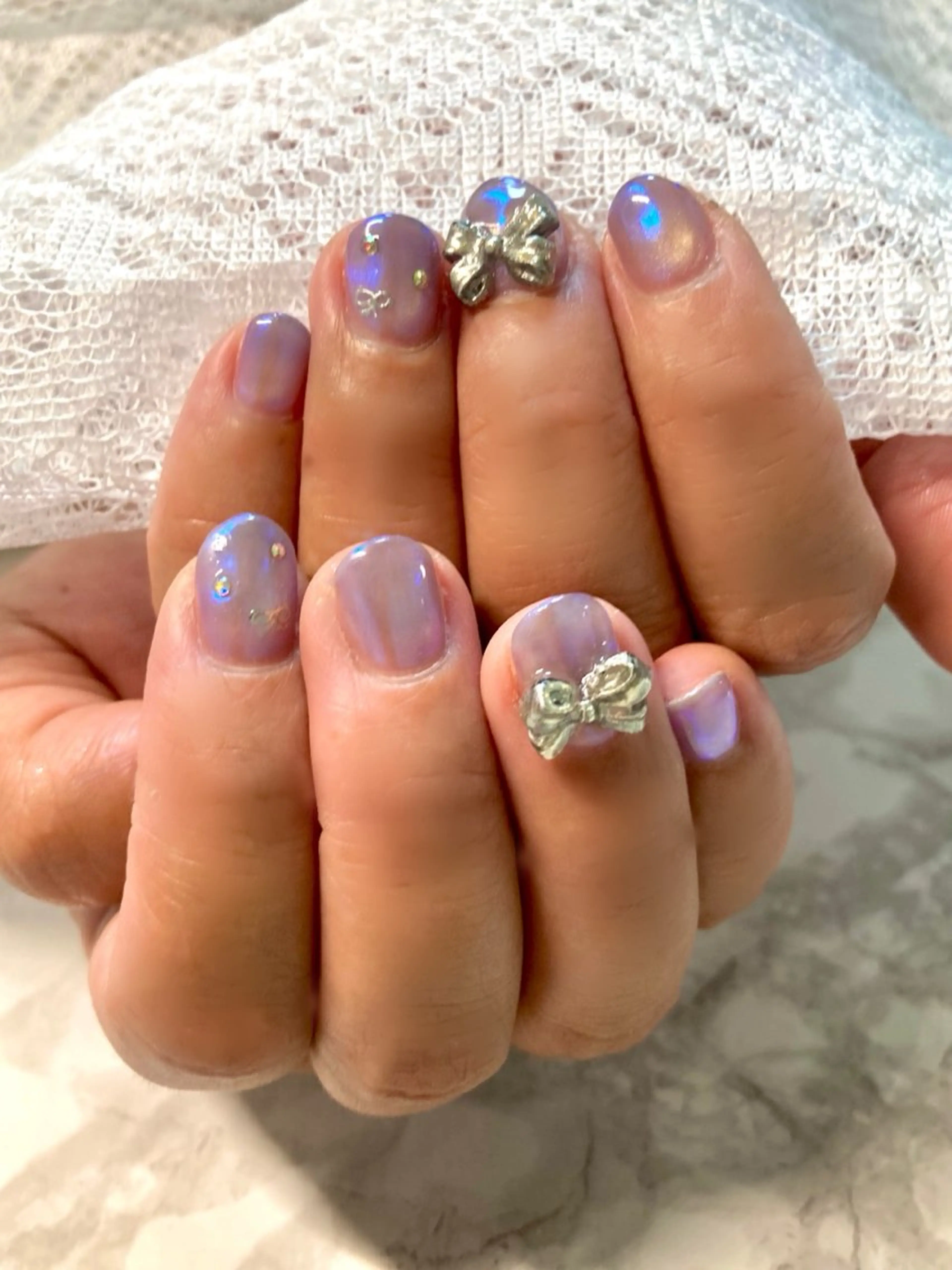 ネイル オーロラネイル マグネットネイル リボン シルバー nail salon アルストロメリアのネイルデザイン