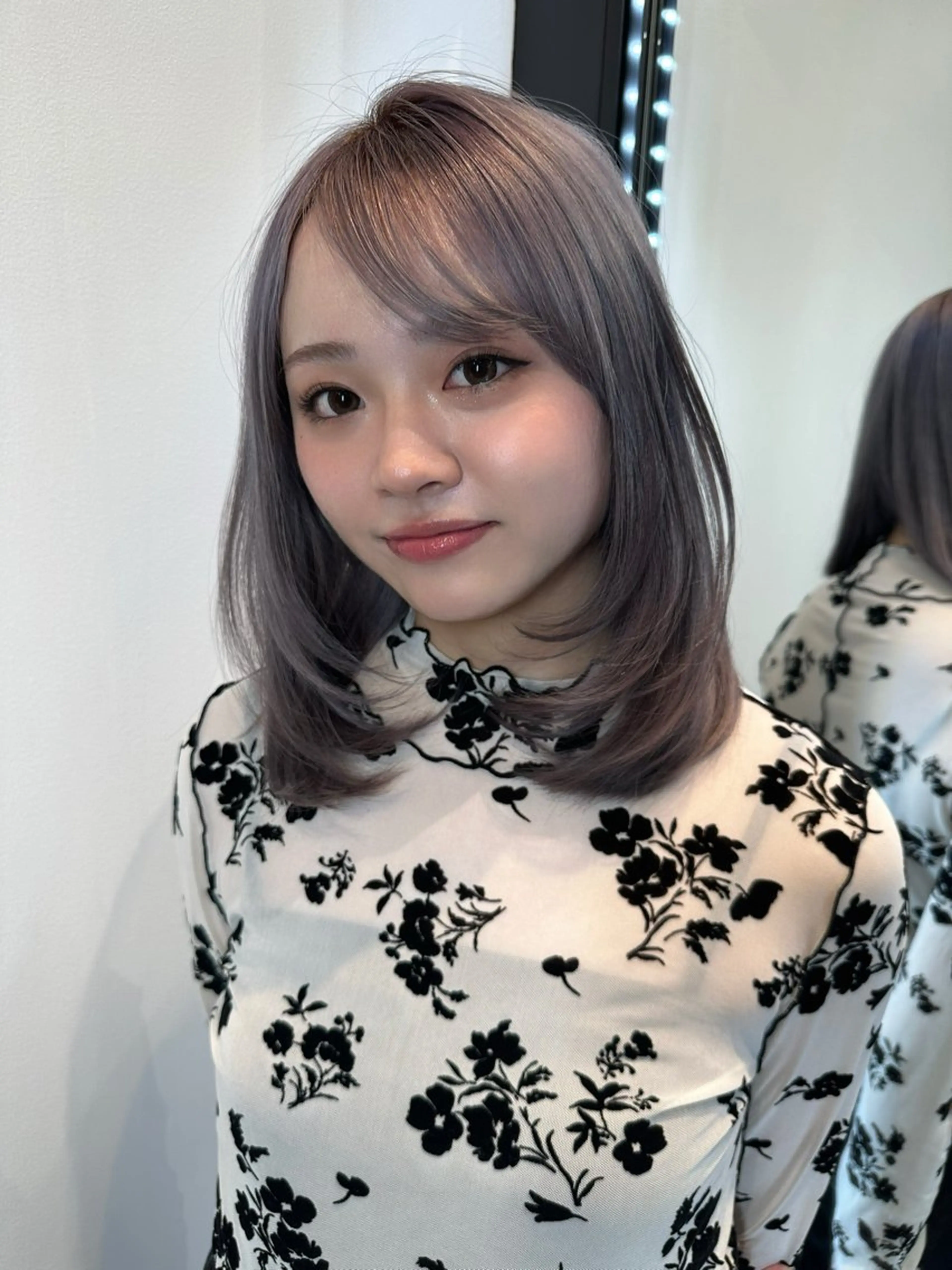 ミディアム カラー カット ヘアカラー トリートメント レイヤーカット 透明感カラーのヘアスタイル