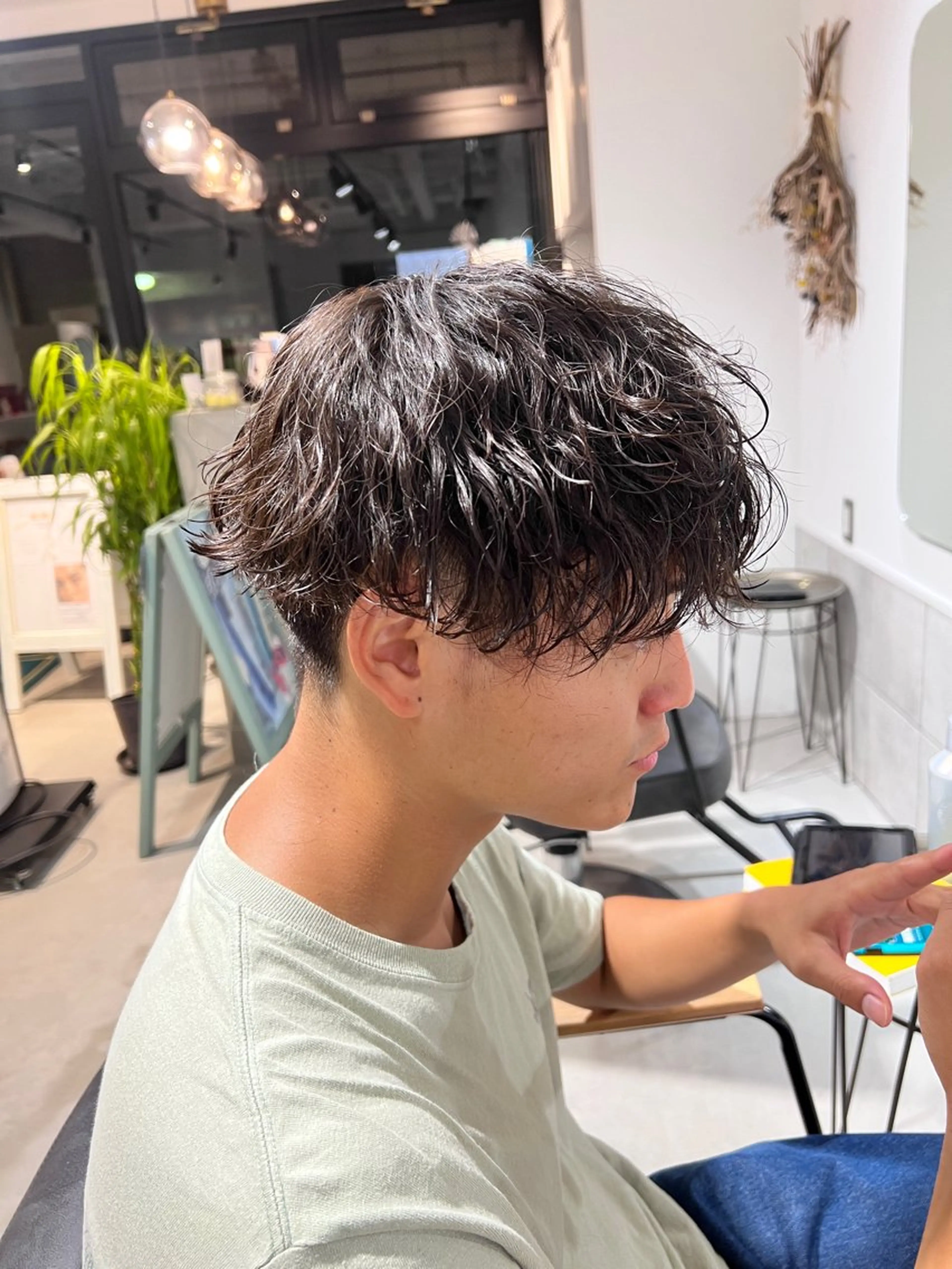ミディアム パーマ メンズ ミディアムパーマ メンズパーマ 波巻きパーマ カット パーマ メンズカットパーマ ✂️ JOYAのヘアスタイル