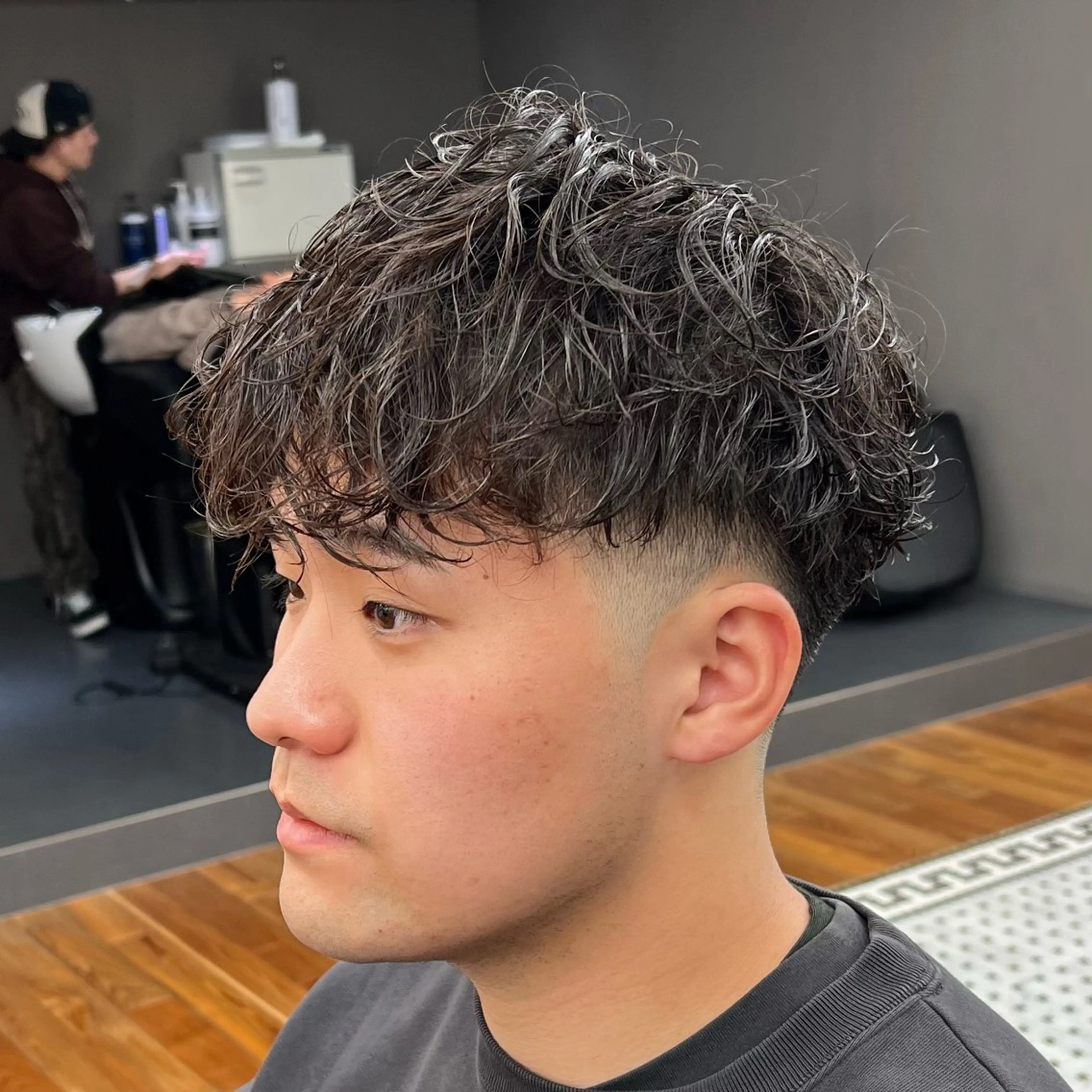 ショート パーマ メンズ フェードカット スペインカール カット パーマ メンズカット✂️ スキンフェード伊藤陸のヘアスタイル