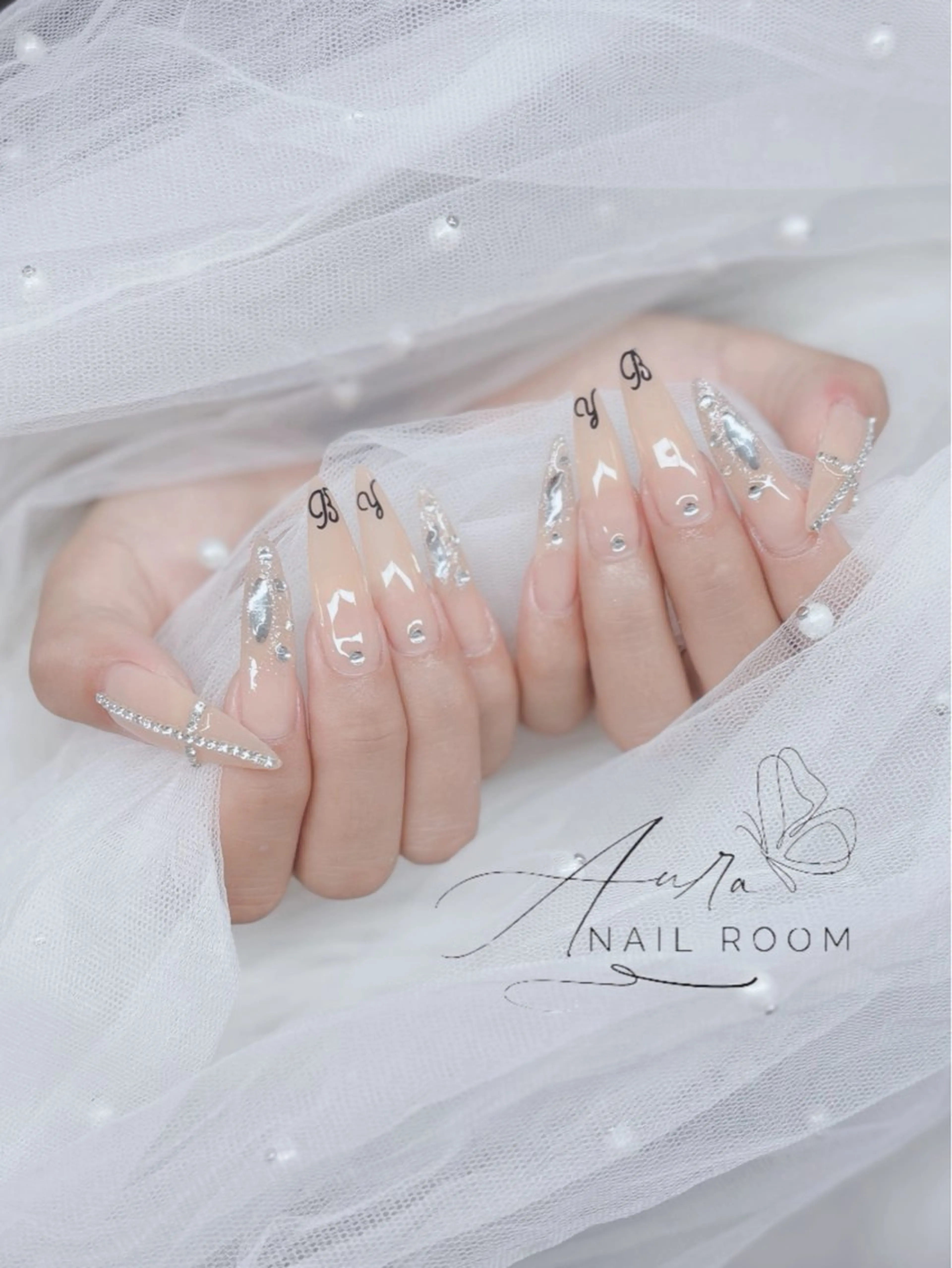ネイル キラキラネイル ワンホンネイル Aura Nail Roomのネイルデザイン
