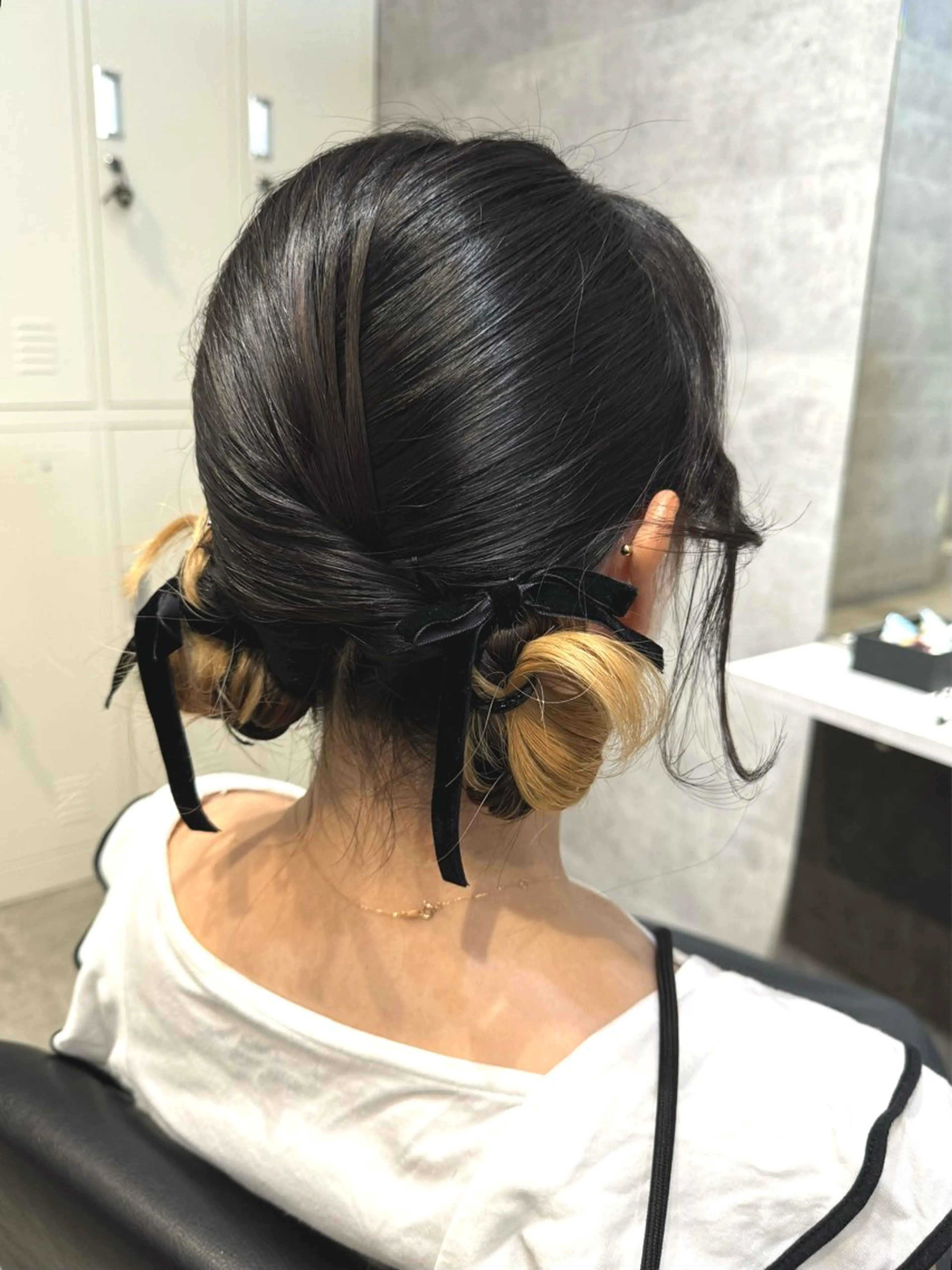 ヘアアレンジ GO TODAY SHAiRE SALON 心斎橋edel所属・顔まわりカット ベージュのヘアスタイル