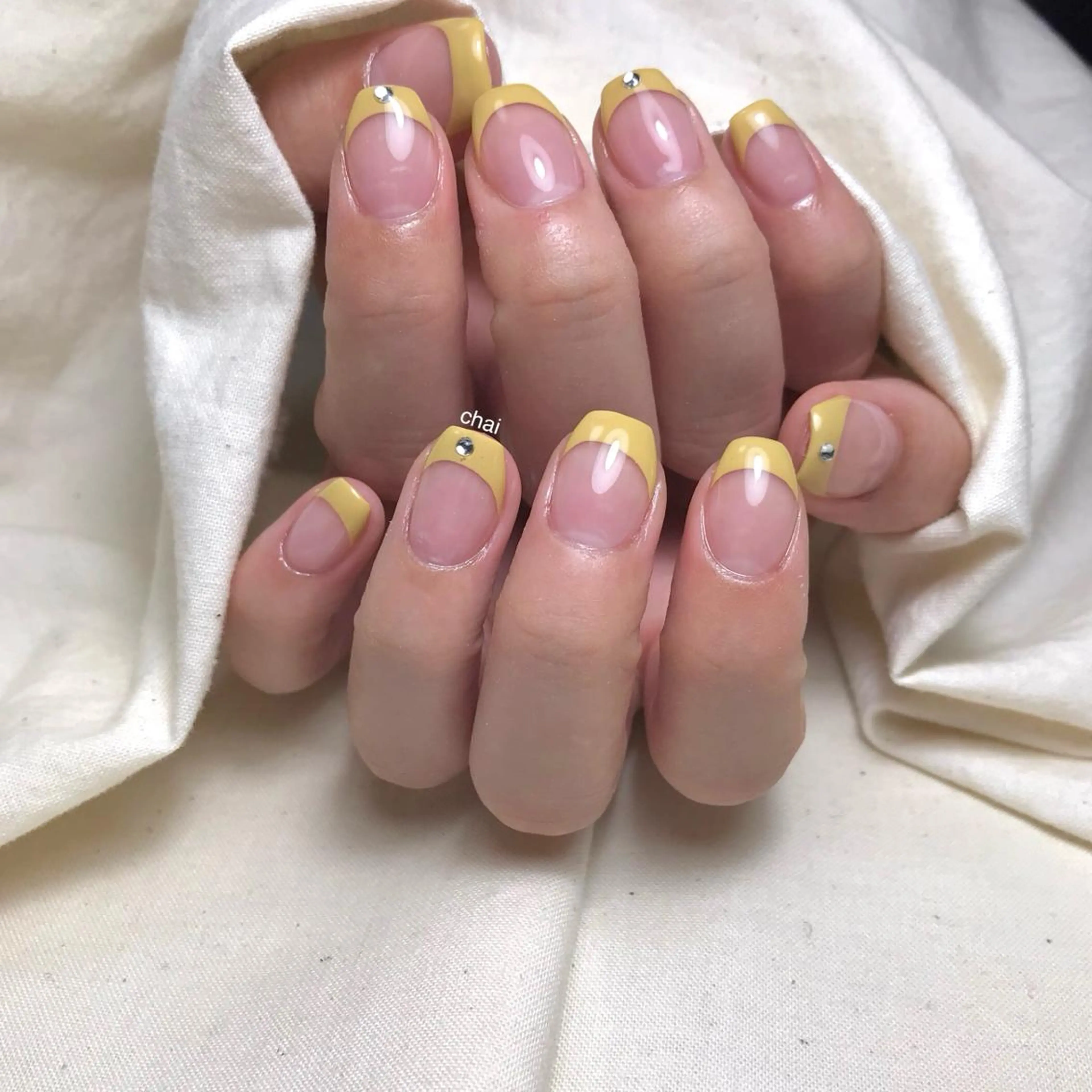 ネイル フレンチネイル ストーンネイル 黄色 ハンドネイル 💅 Ai.のネイルデザイン