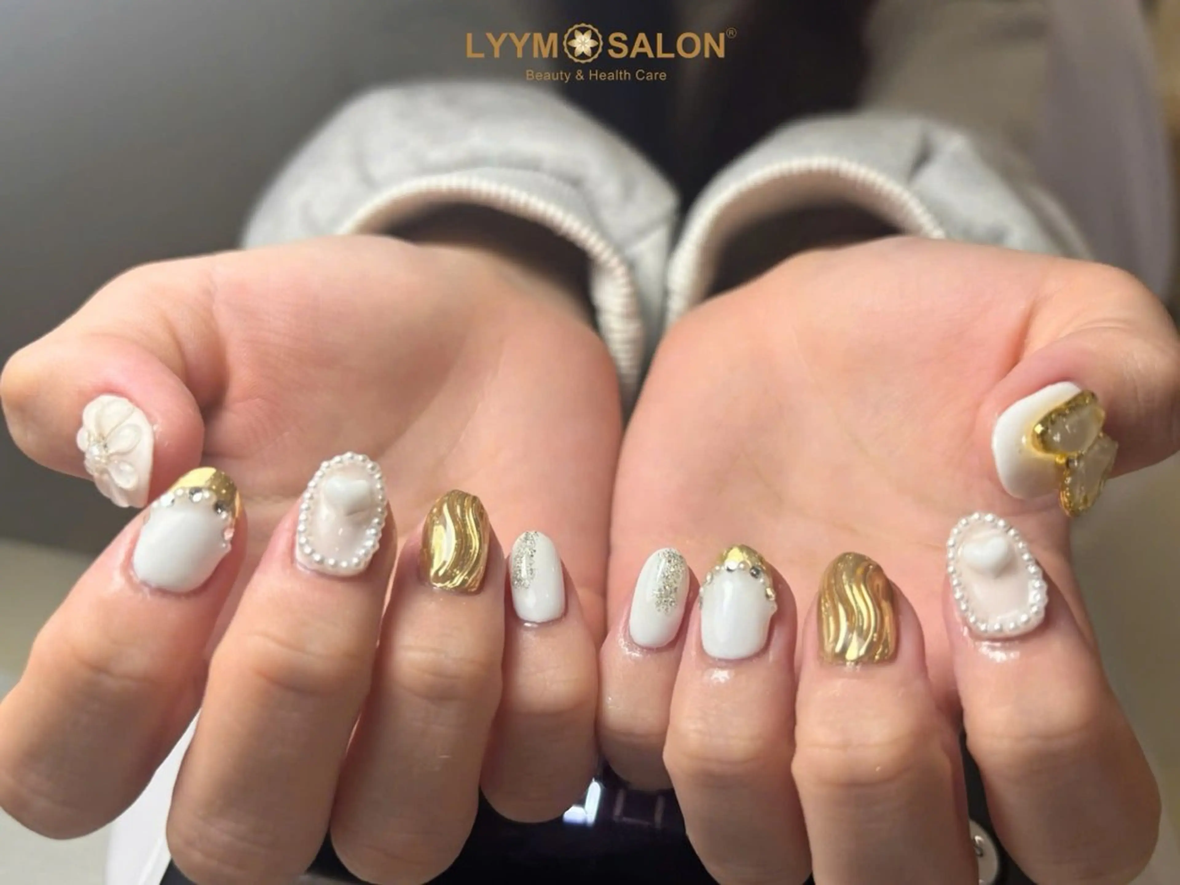 ネイル フラワーネイル ゴールド 韓国ネイル ブライダルネイル ホワイト LYYM Salonのネイルデザイン