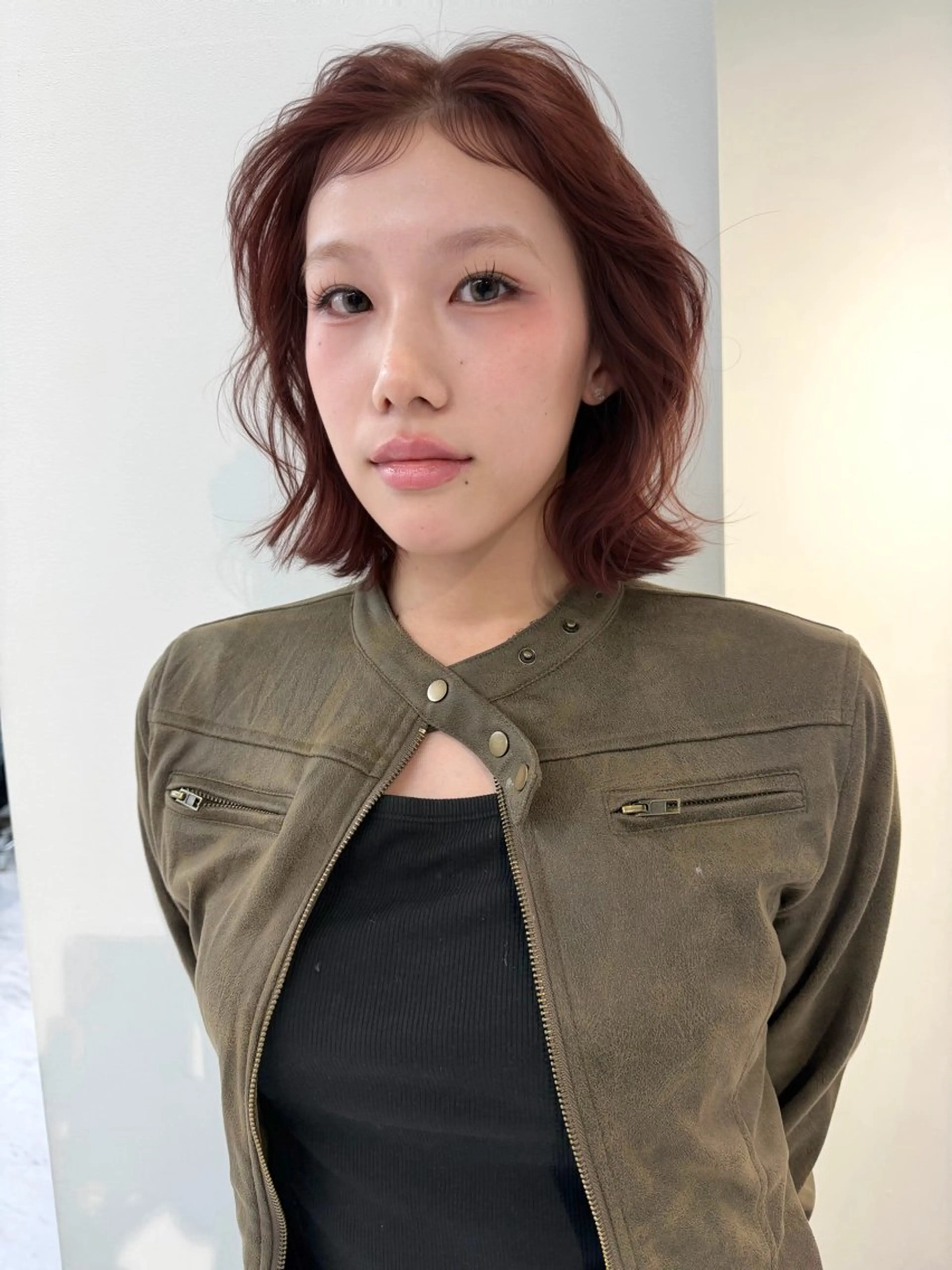 ミディアム カラー ミディアムパーマ ベージュカラー ブリーチ ボルドーカラー ケアブリーチ カット ヘアカラー パーマ トリートメント TATSUブリーチ/ ミルクティーベージュのヘアスタイル