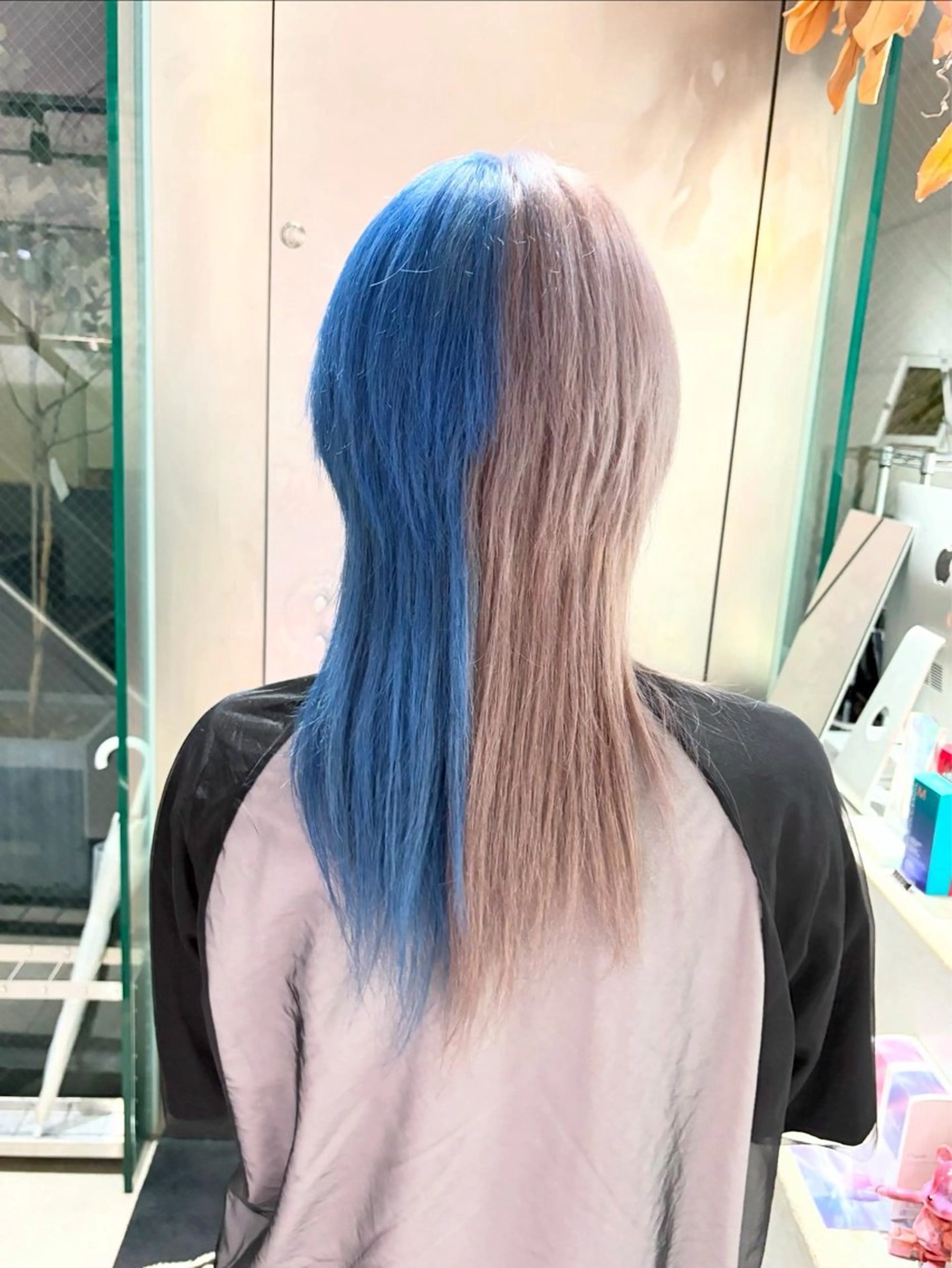 ロング カラー ブリーチ ブルーカラー シルバー ツートーンカラー ホワイトシルバー ヘアカラー トリートメント インナーカラー/天神 ブリーチ/吉田のヘアスタイル