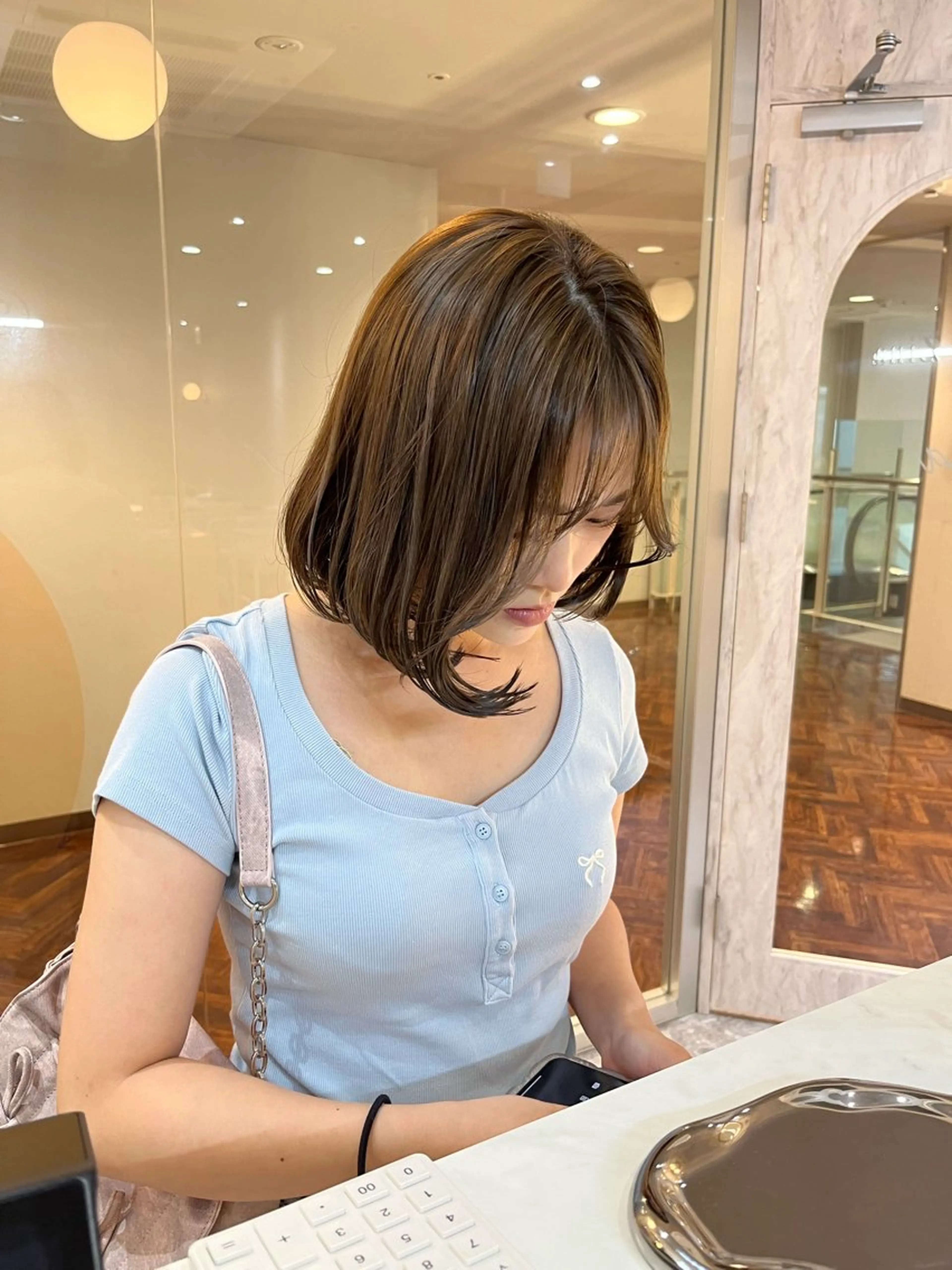 ショート カラー 切りっぱなしボブ ボブ 顔周りカット カット ヘアカラー トリートメント このか🕊️ベージュ /グレージュ/カットのヘアスタイル