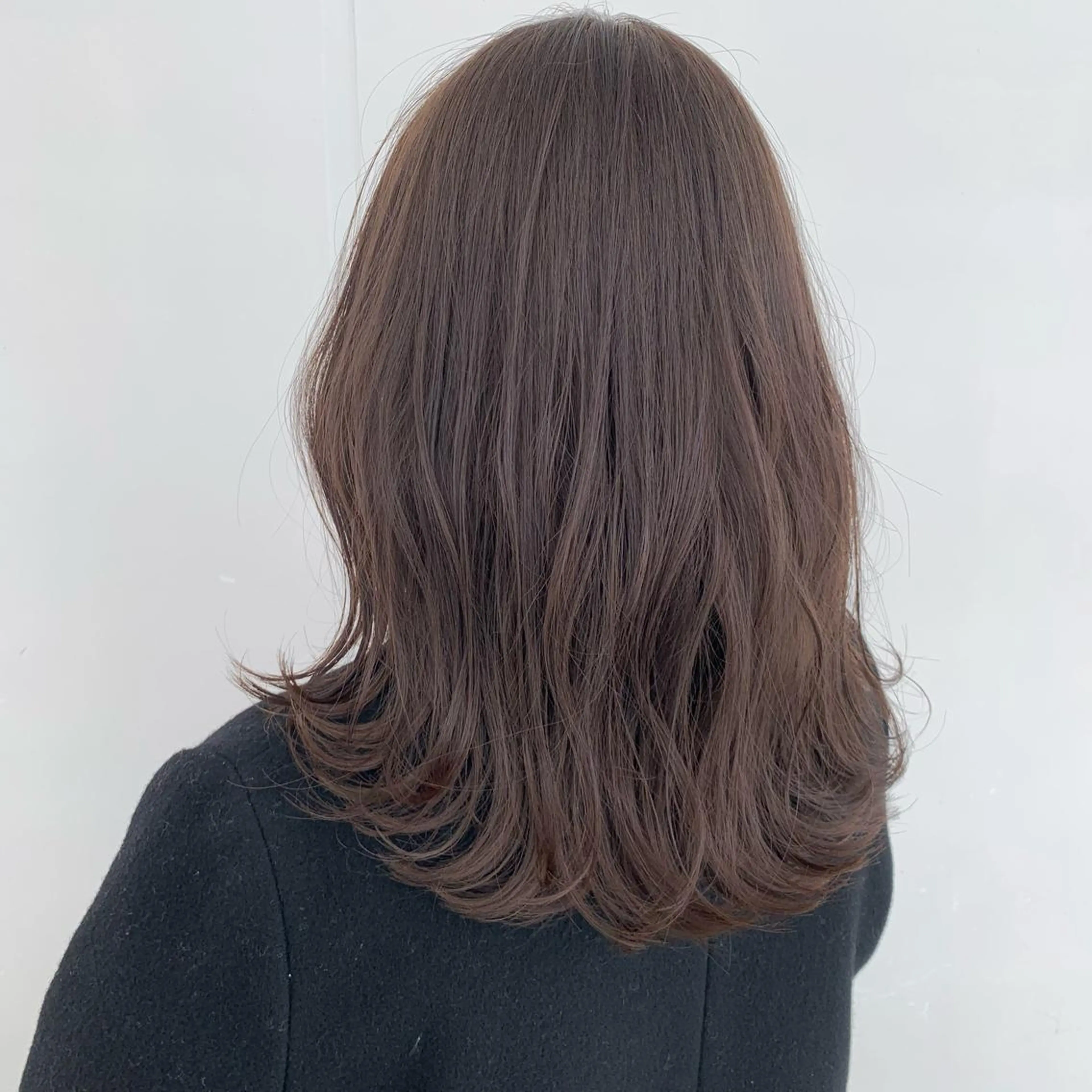 セミロング カラー ベージュカラー ブリーチ イヤリングカラー グレージュ ハイライトカラー マンツーマン×半個室 まちだきょうすけのヘアスタイル