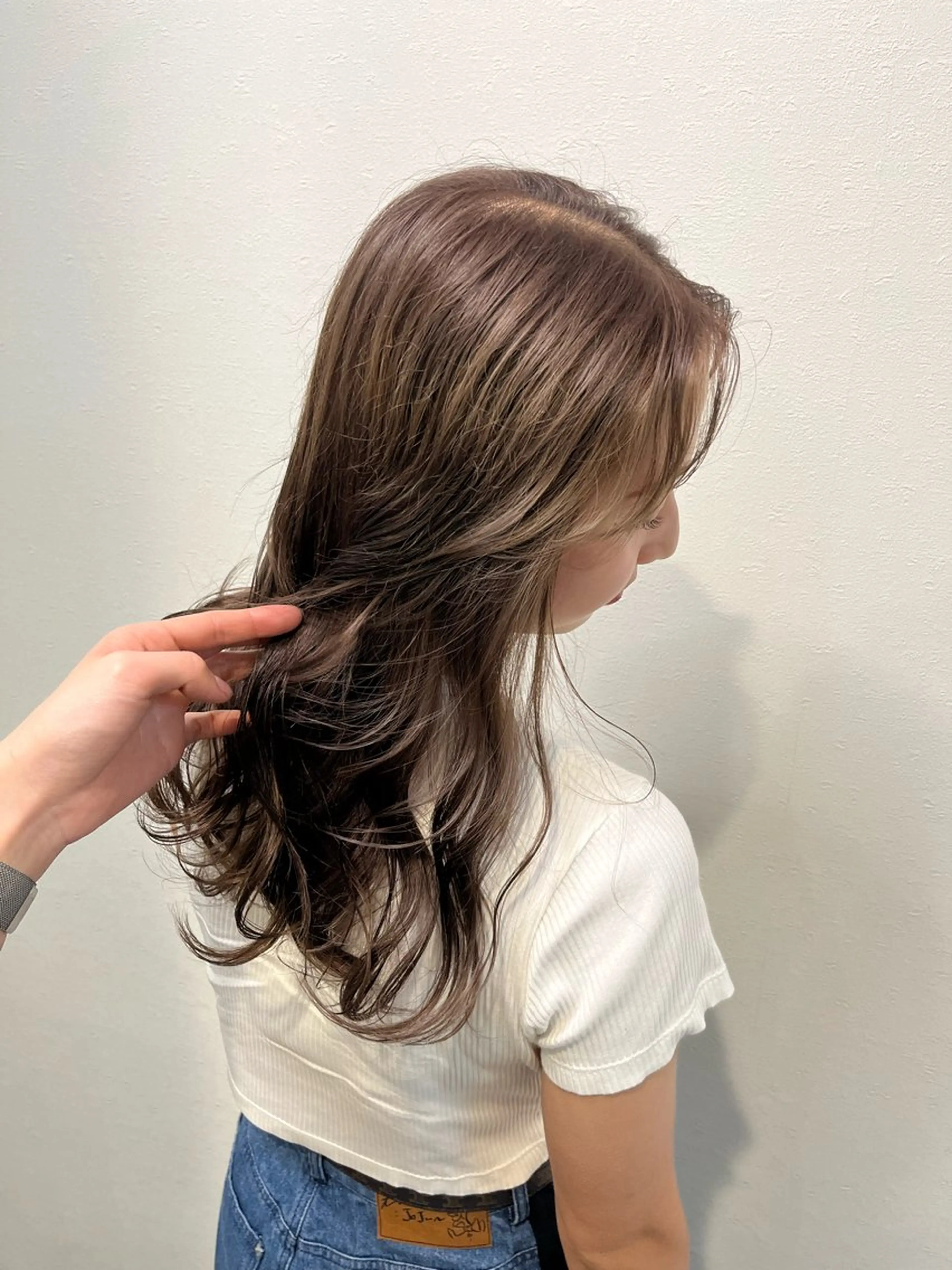 ロング カラー ベージュカラー ブリーチ 柳生 美穂のヘアスタイル