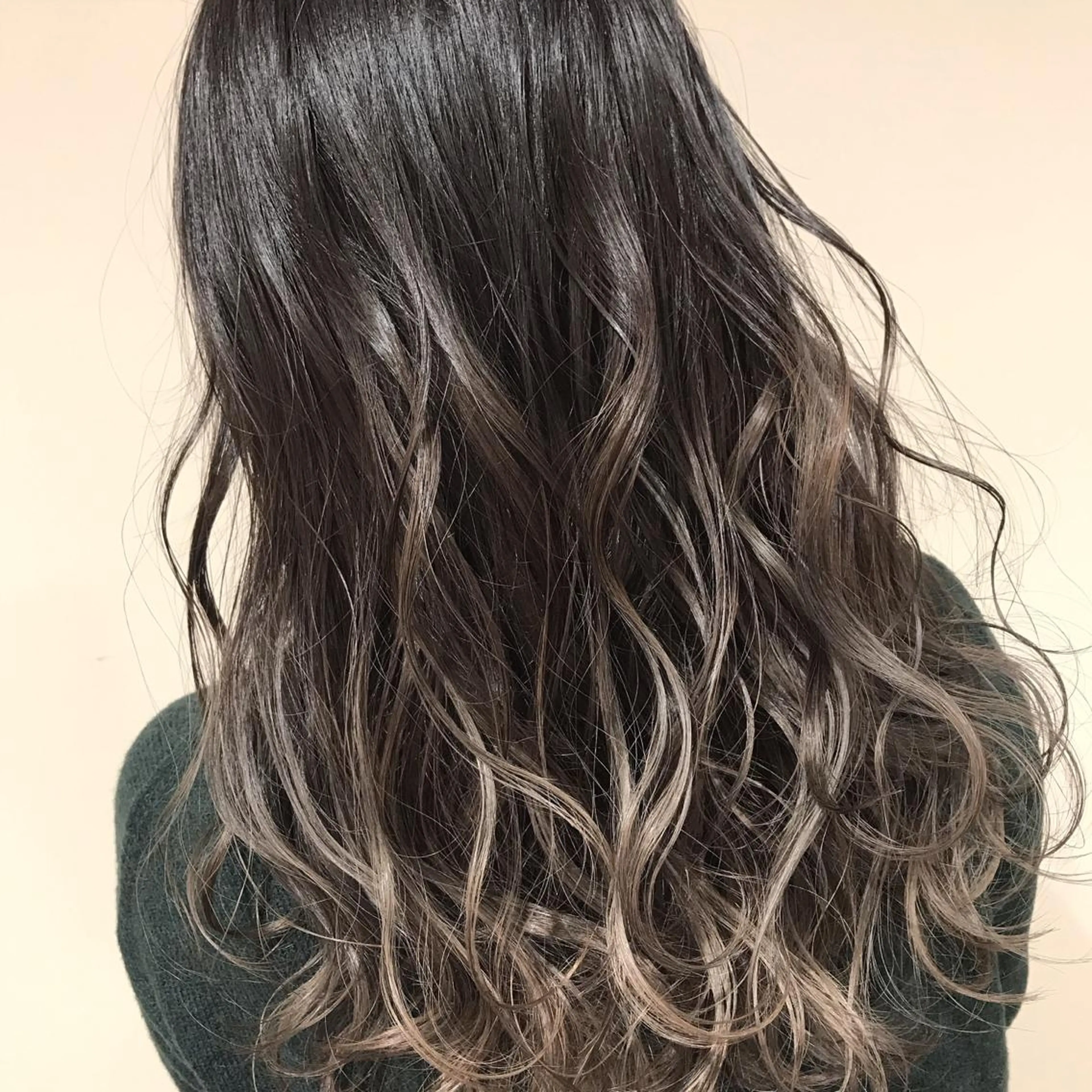 ミディアム カラー アッシュ アッシュグレー アッシュグレージュ バレイヤージュ ベージュカラー 髪質改善カラー韓国風 レイヤーtudaのヘアスタイル