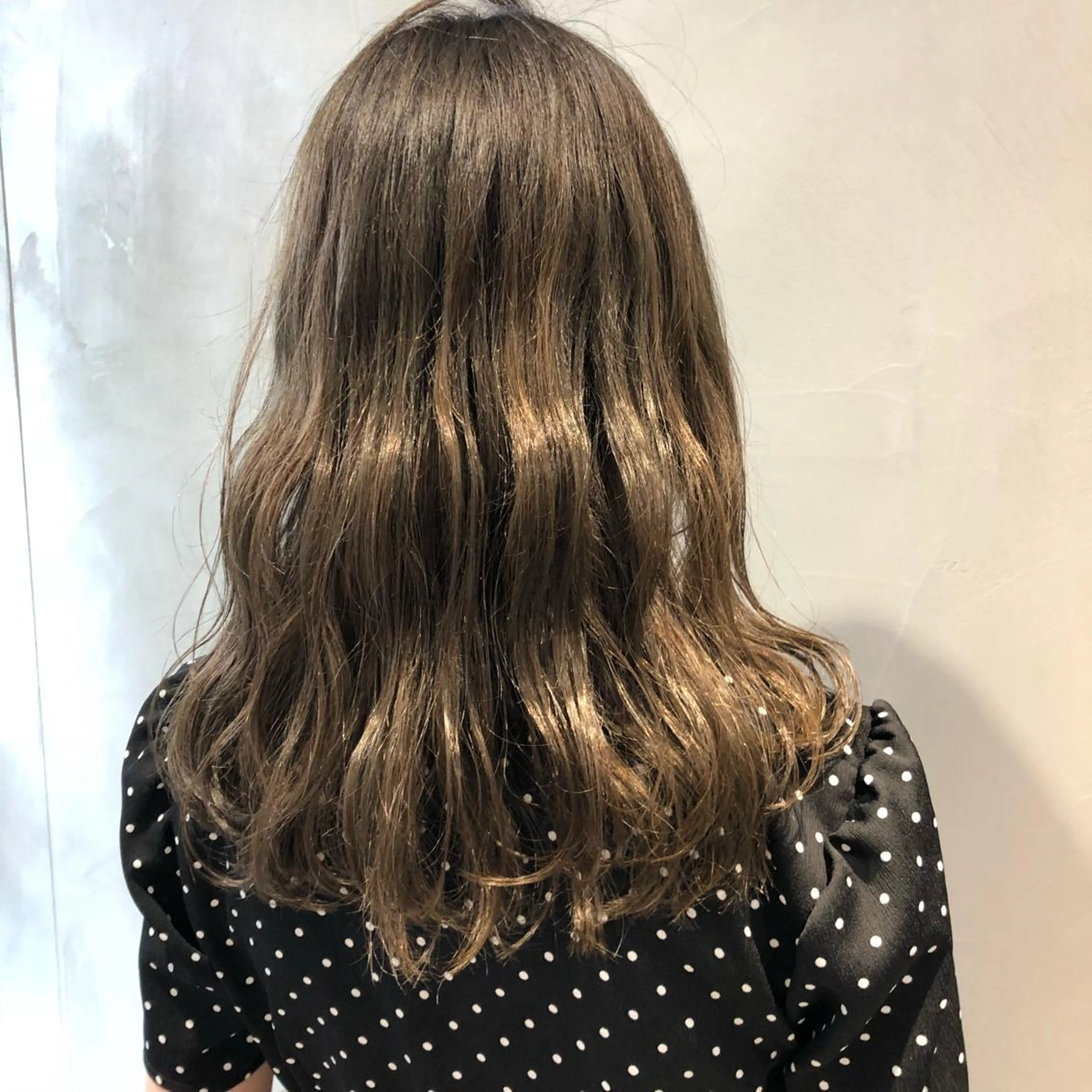 セミロング カラー ヘアカラー トリートメント 荒木 依莉亜のヘアスタイル