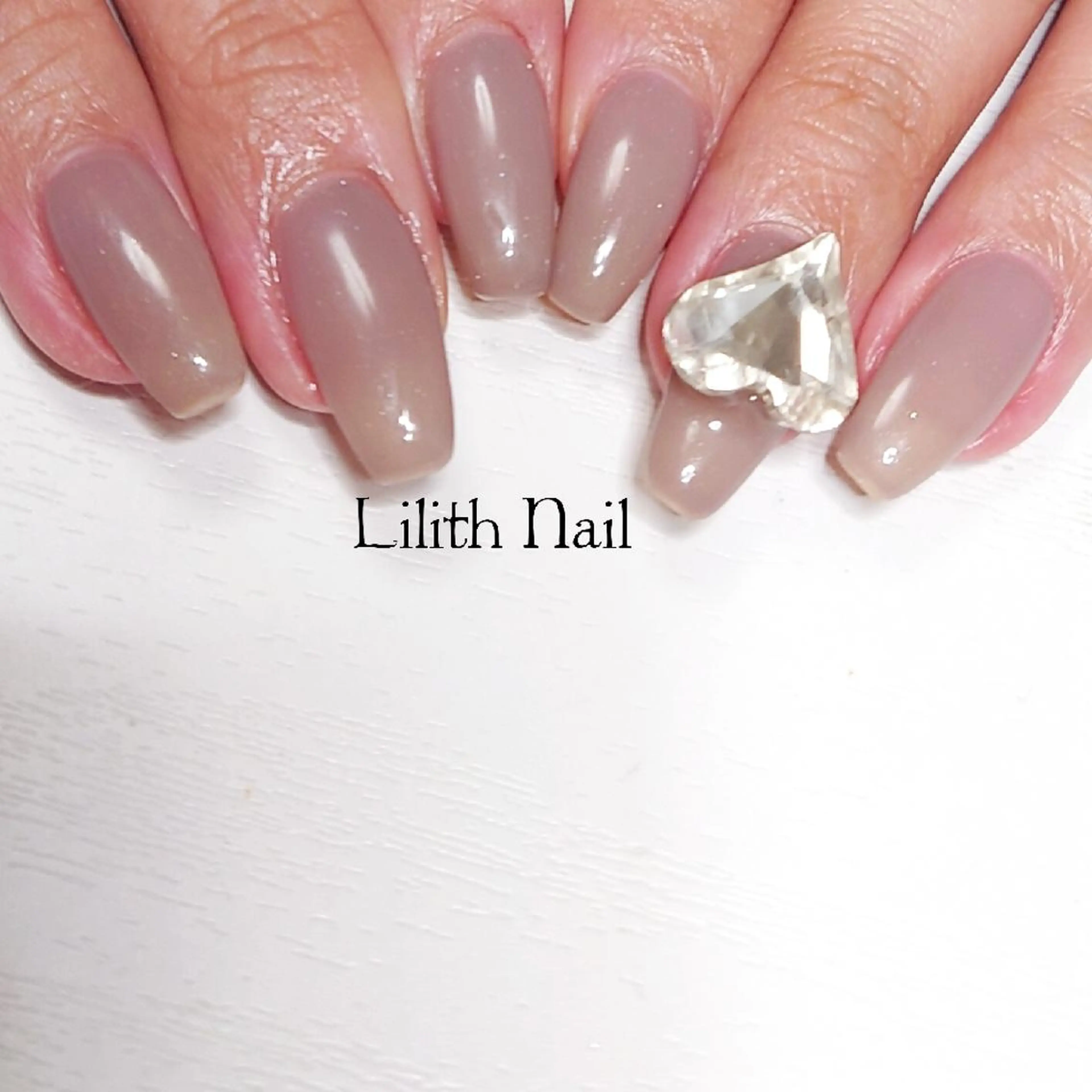 ネイル ブラウン ハート 持ち込み ワンカラーネイル ストーンネイル ハンドネイル Lilith Nailのネイルデザイン