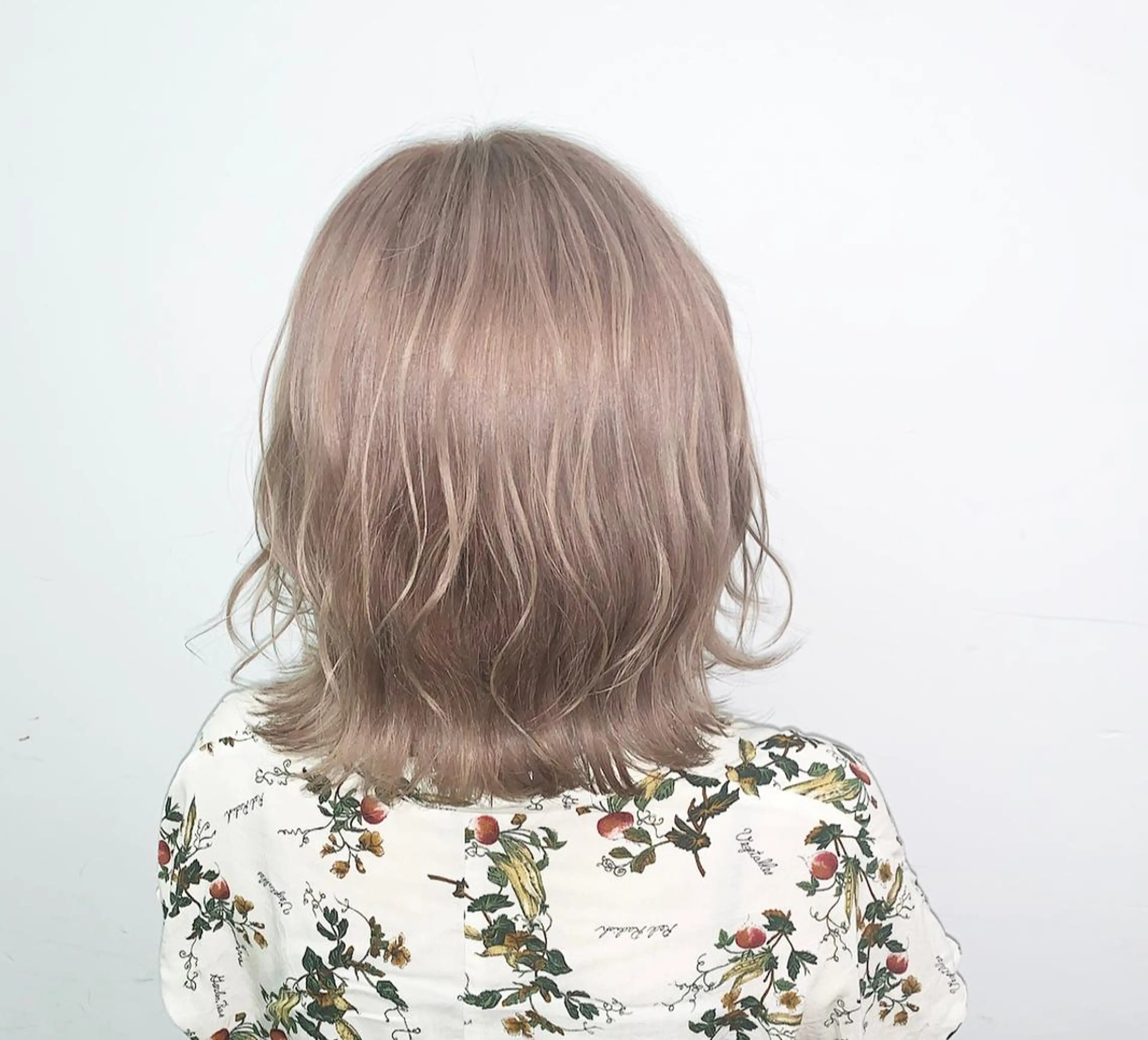 ショート カラー ベージュカラー ブリーチ ホワイトベージュ ブリーチソムリエ認定 梅田茶屋町Eir辻のヘアスタイル