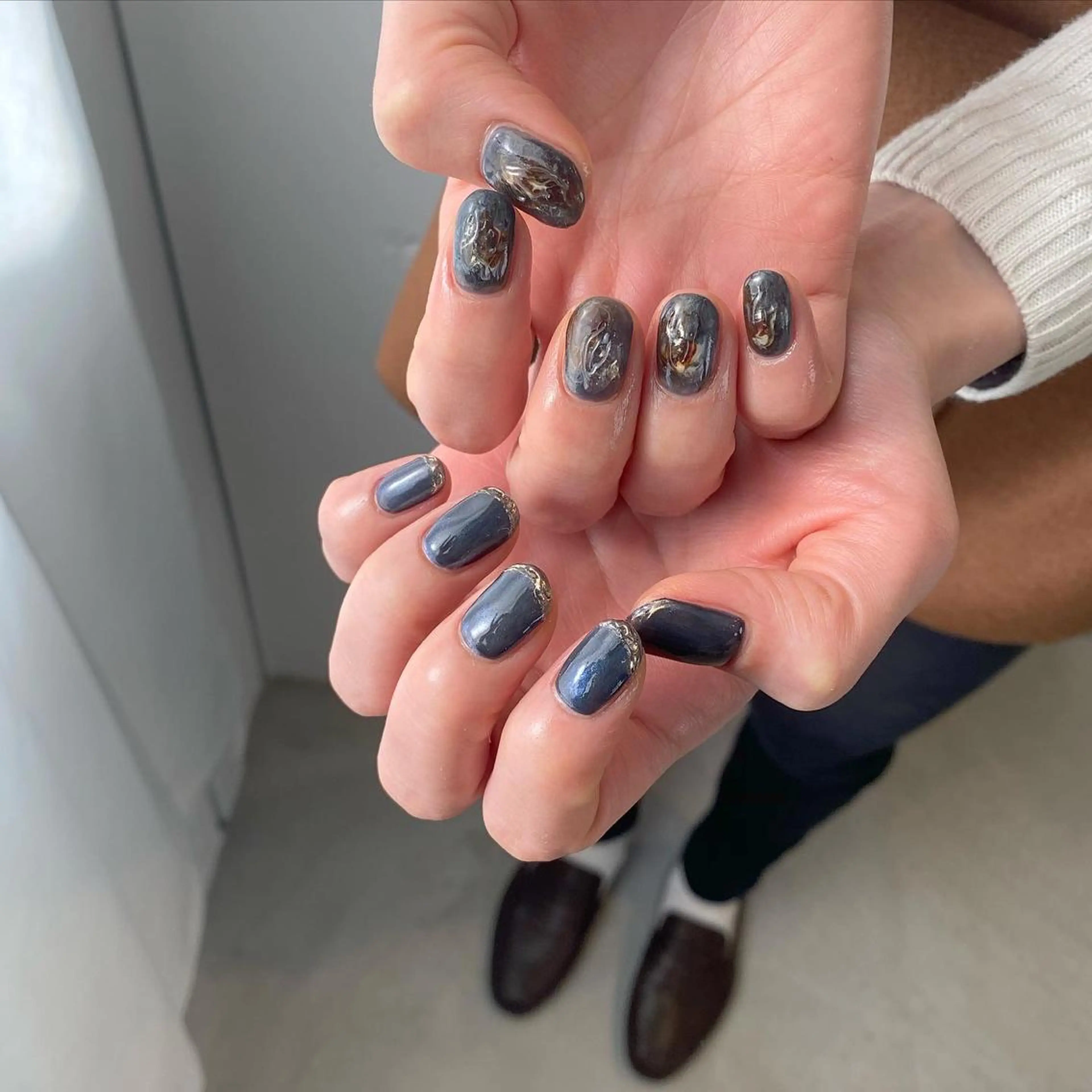 ネイル アートネイル ブルー ネイビー ニュアンスネイル ハンドネイル nable.所属・栗林 実莉のネイルデザイン