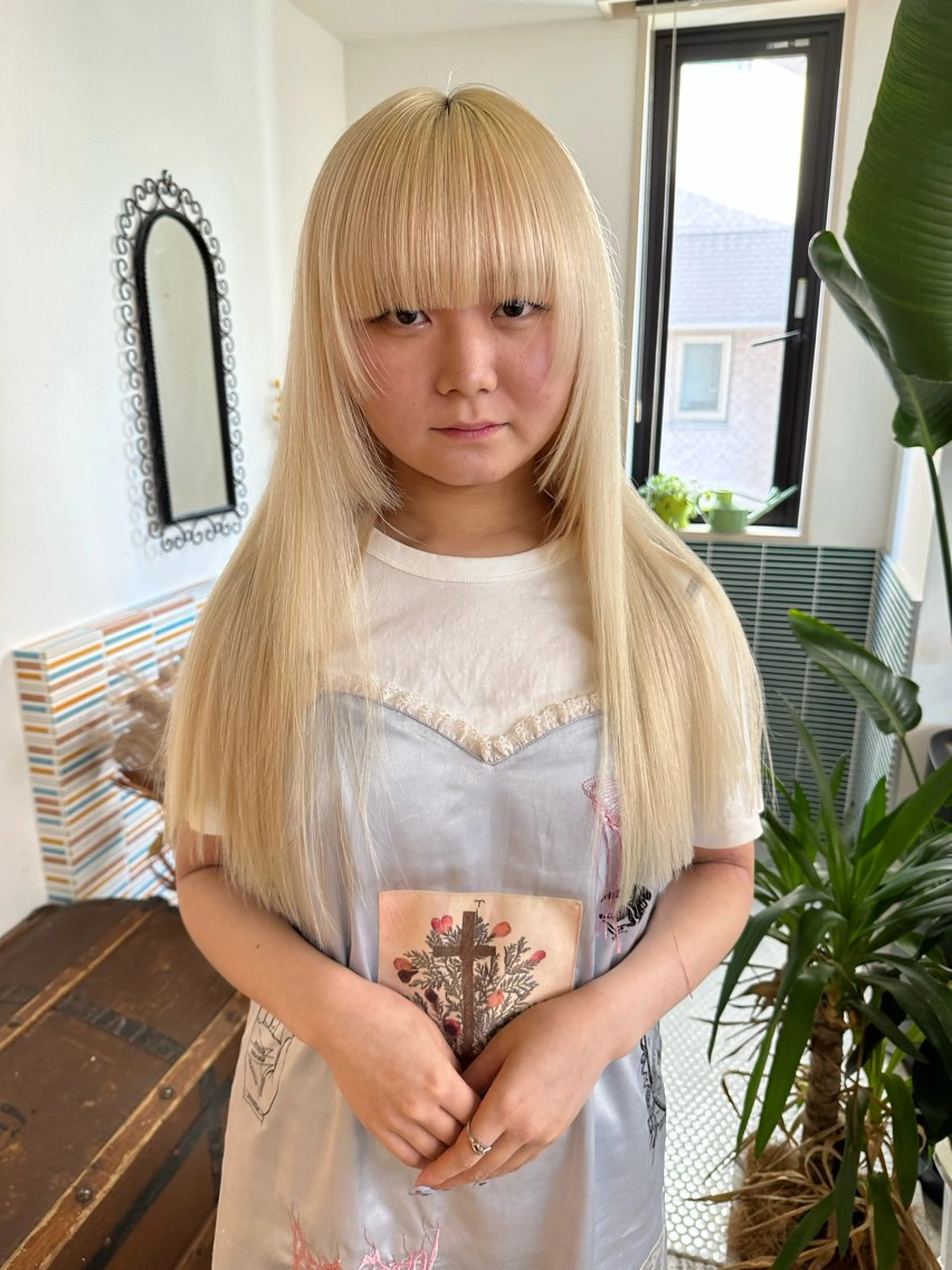 ロング カット ヘアカラー ミルクティーベージュ outaのヘアスタイル