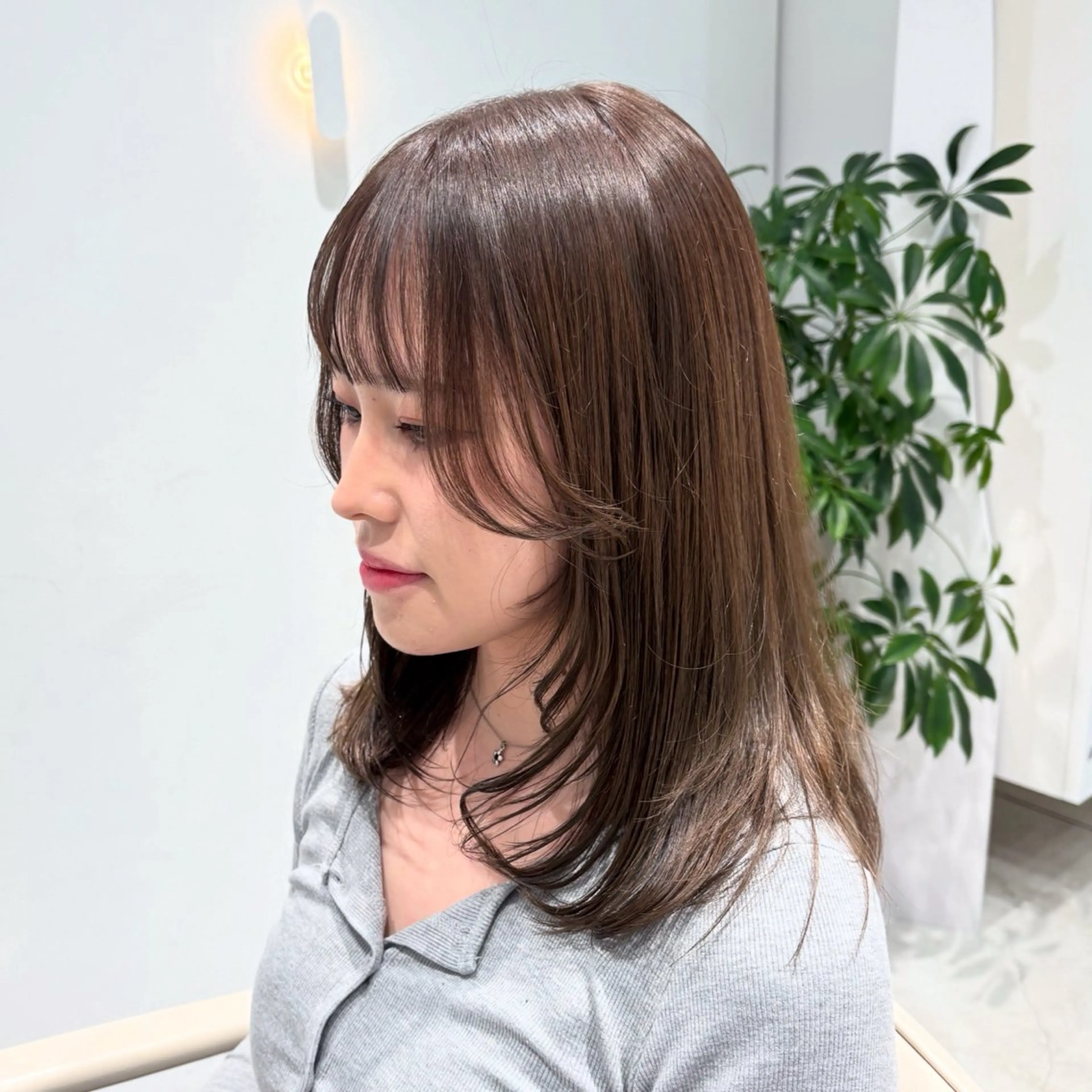 ミディアム カラー ベージュカラー 透明感カラー オリーブベージュ 顔まわりレイヤー レイヤーカット カット ヘアカラー トリートメント ヘッドスパ ヘアセット カジュアルを女っぽく 𝗮𝘆𝗮𝗰𝗼のヘアスタイル