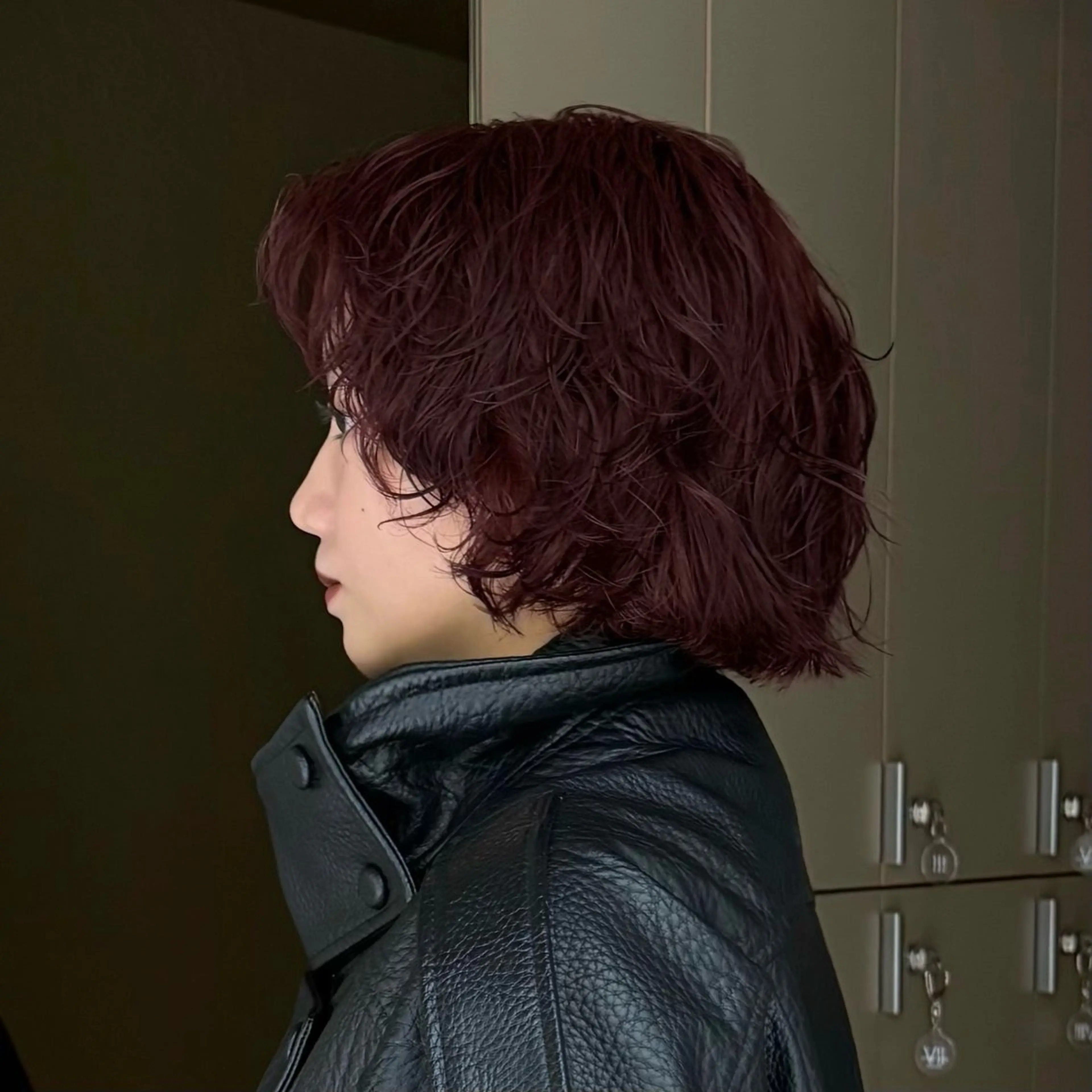 ショート カラー パーマ ブリーチ ボルドーカラー ブリーチなしカラー ボブ カット ヘアカラー トリートメント Akari暖色カラー /レイヤーカットのヘアスタイル