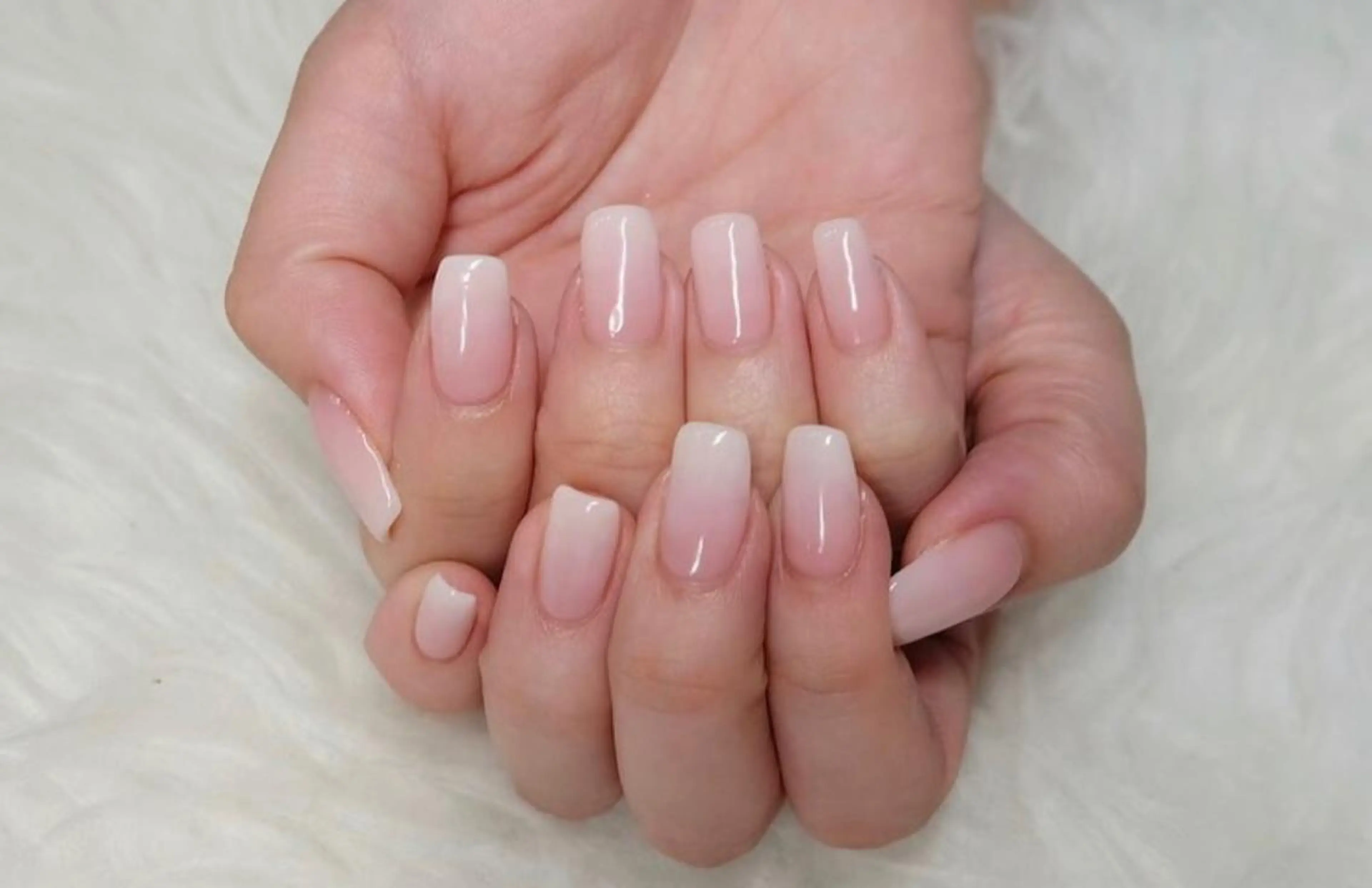 ネイル 赤色 佐藤 真衣の眉毛・アイブロウイメージ