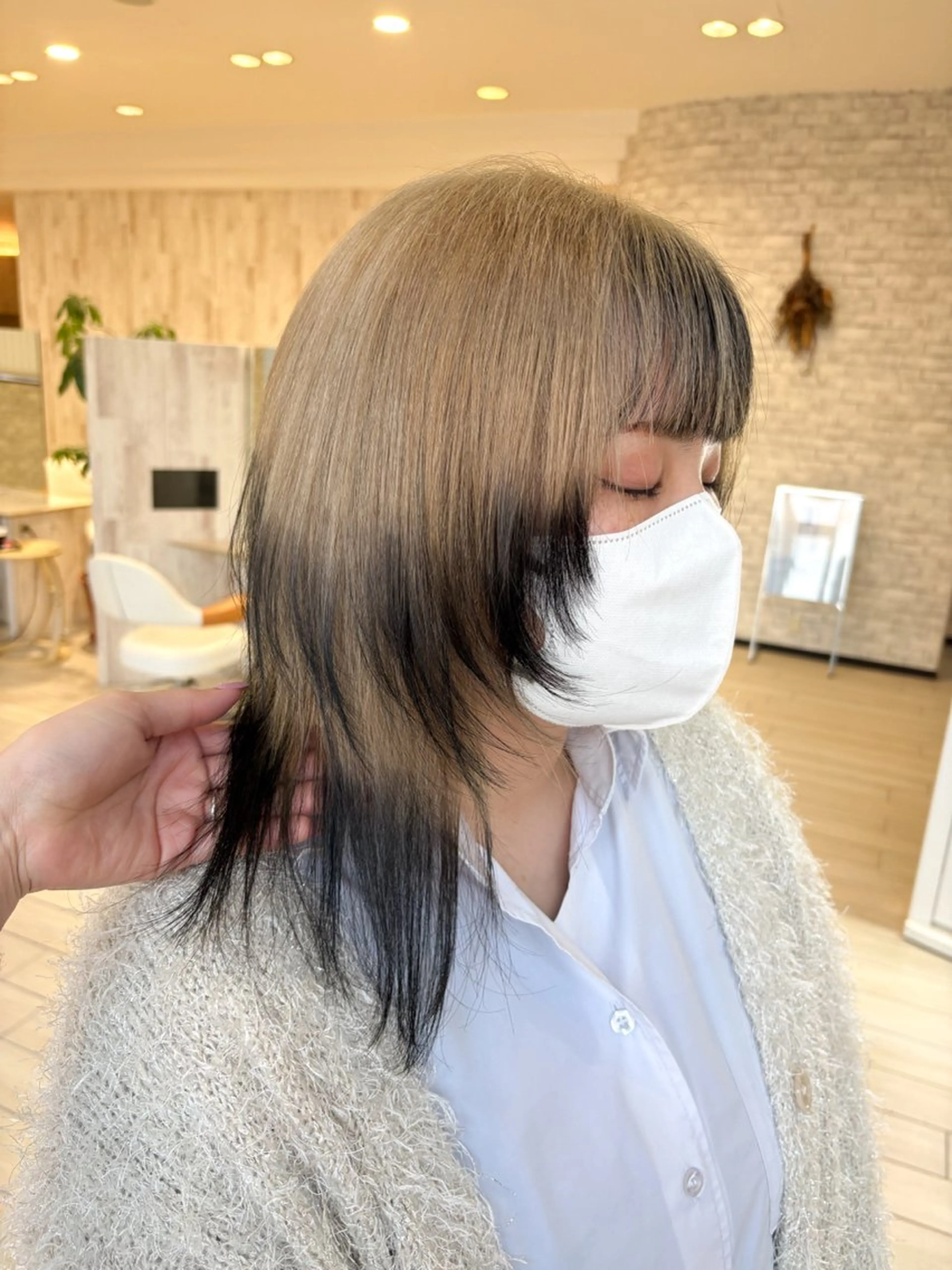 ミディアム カラー ベージュカラー 黒髪 ハイトーンカラー ハイトーンベージュ カット ヘアカラー トリートメント ハイトーン/ブリーチ 🤍足立里湖のヘアスタイル