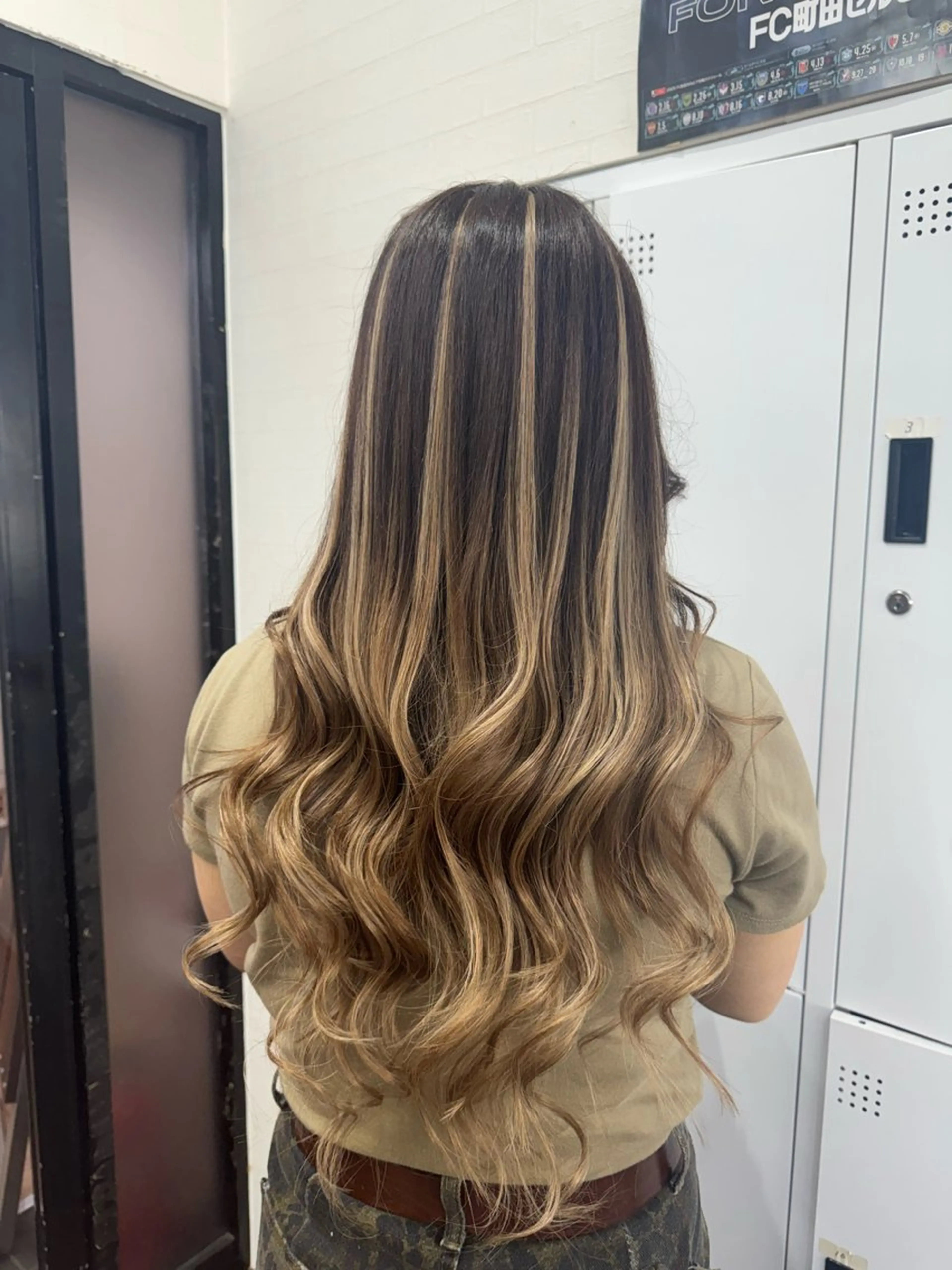 ロング 横浜🦋ハイトーン 🫐シャドウルーツのヘアスタイル