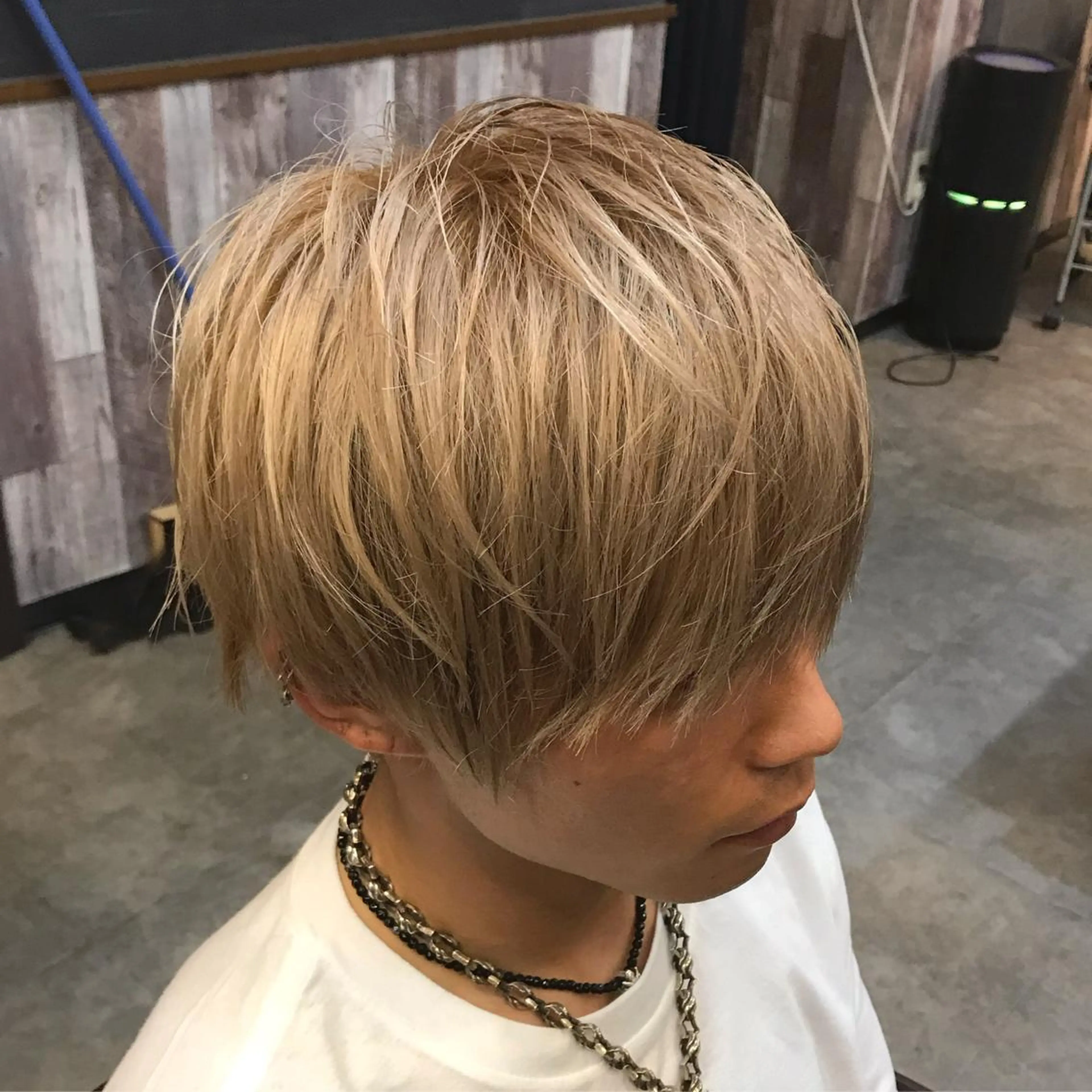 ミディアム メンズ シールエクステ メンズバレイヤージュ メンズハイライト メンズインナーカラー メンズメッシュ KIRA スズキ タクヤ／店長のヘアスタイル