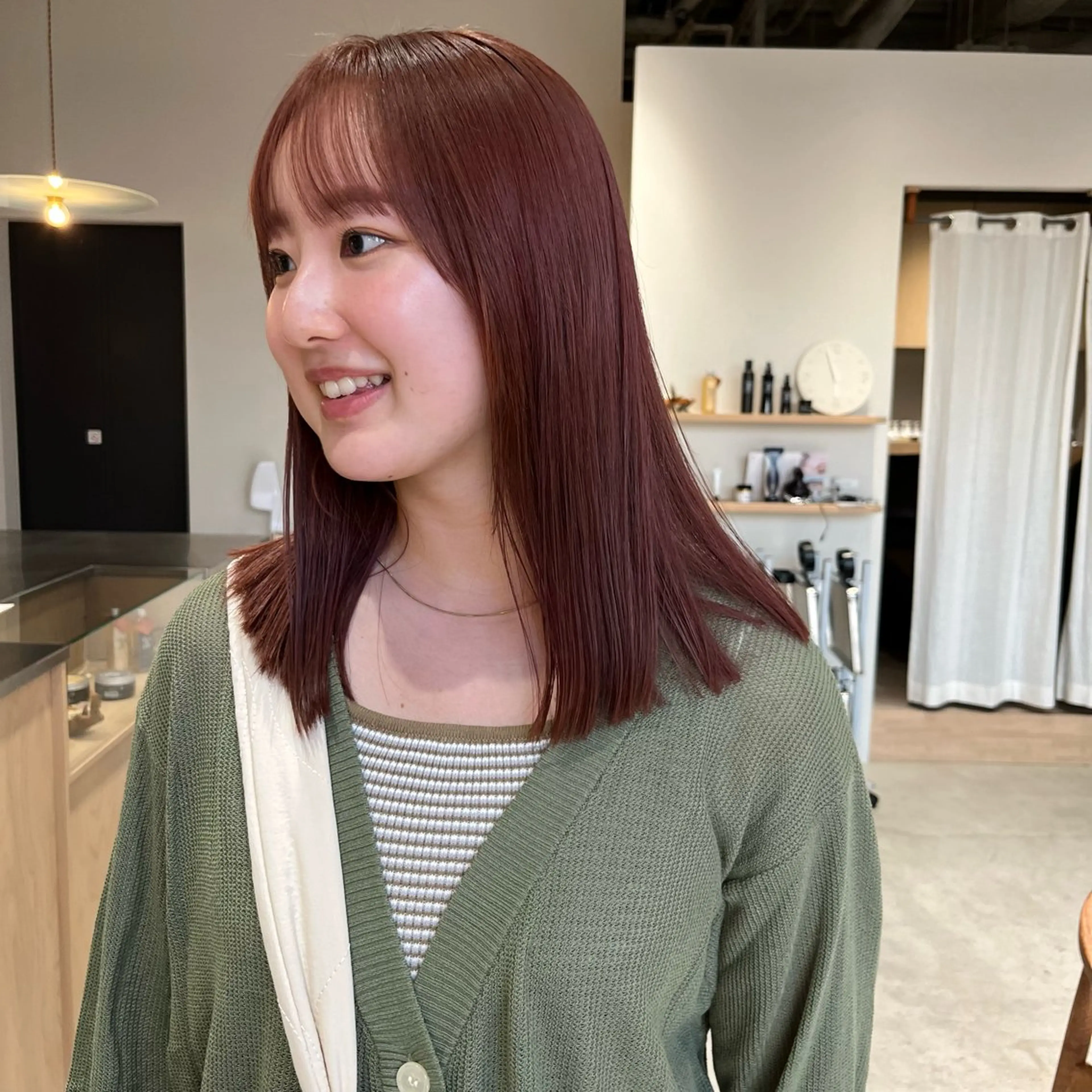 カラー momb 折戸結菜のヘアスタイル