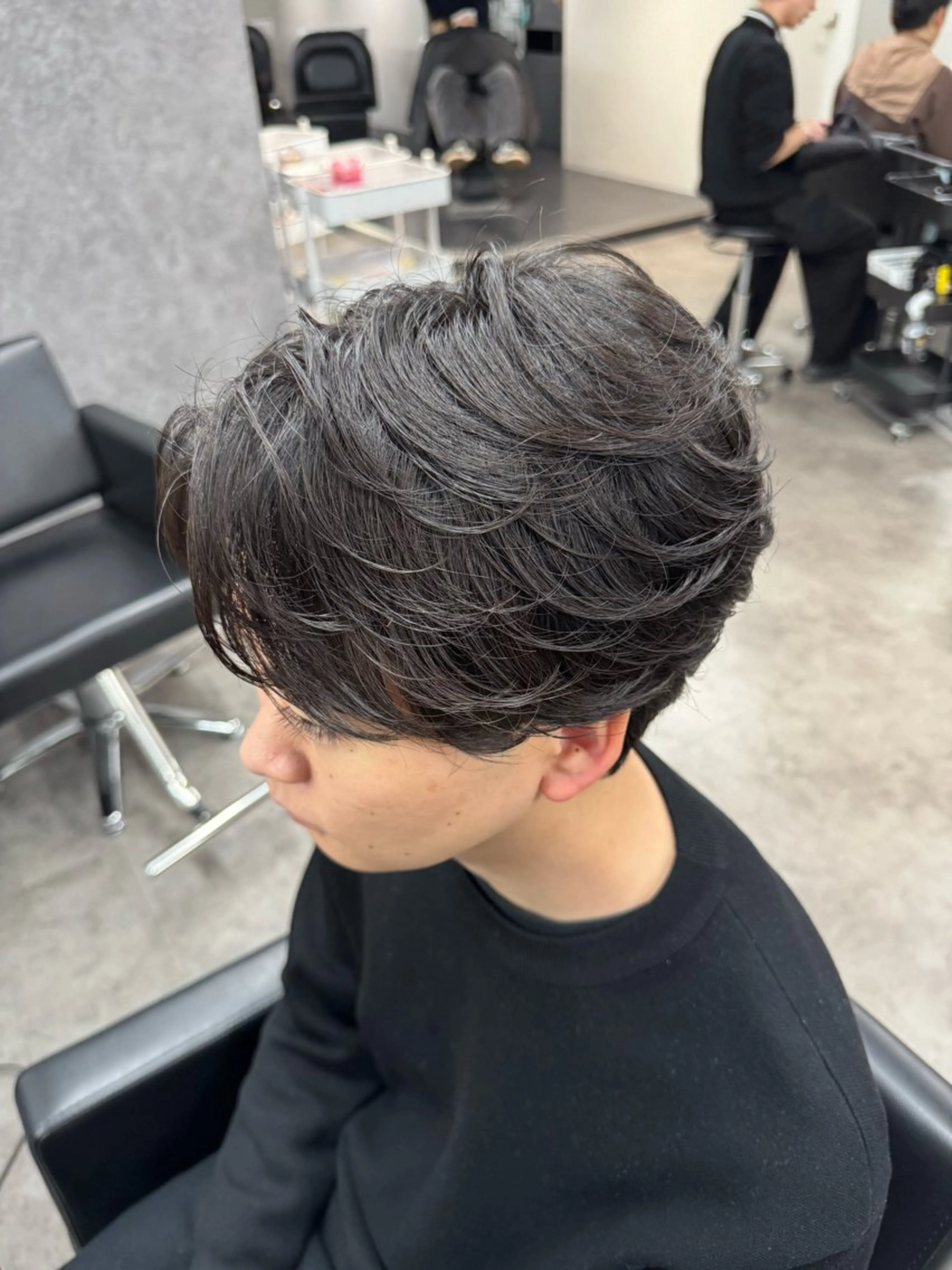 セミロング パーマ メンズ センターパート メンズパーマ セミロングパーマ ニュアンスパーマ 立川韓国メンズヘア ニュアンスパーマ安井のヘアスタイル