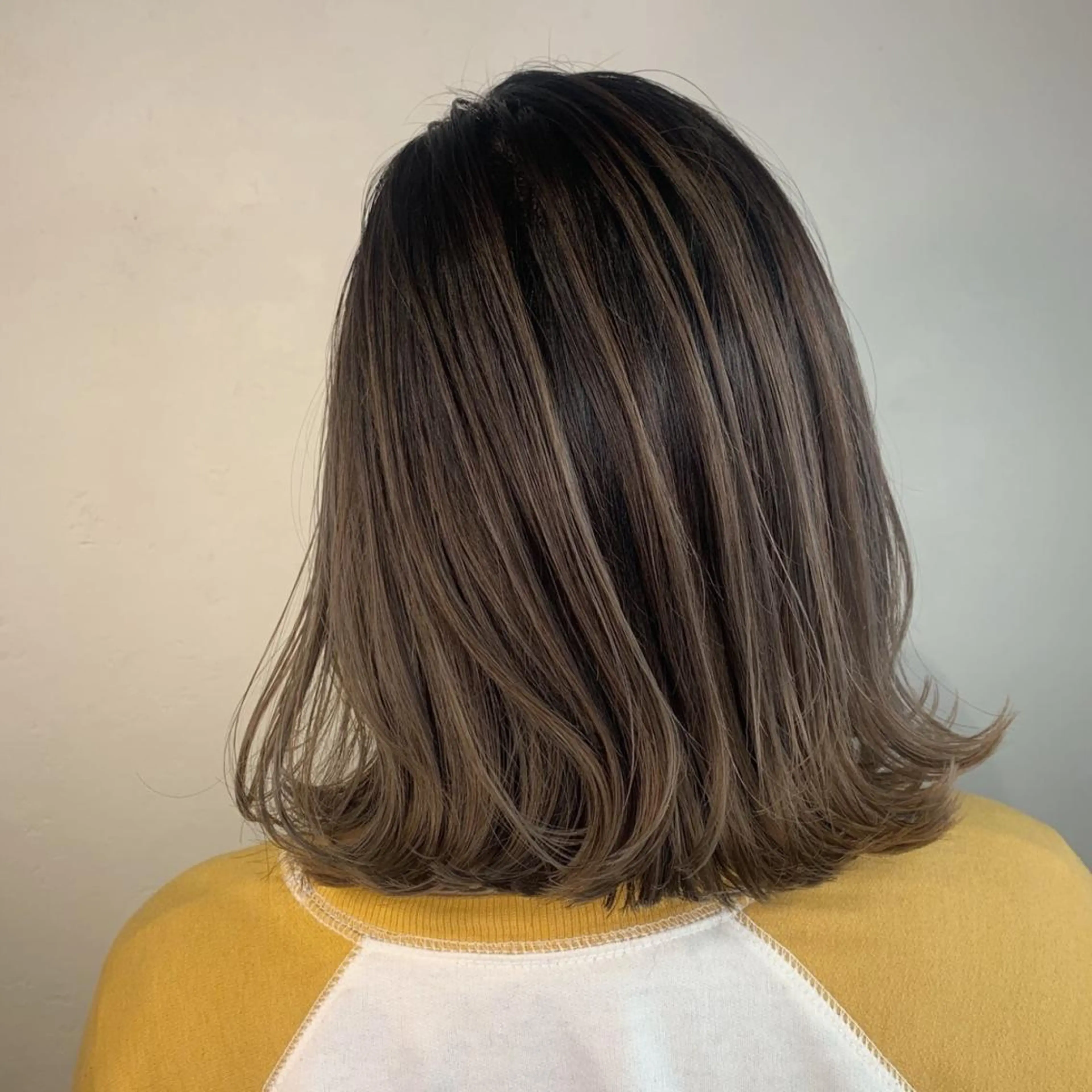 ミディアム ボブ 斜めバング 外国人風カラー 伸ばしかけ レイヤーカット ＿WHITE鳳店 アンダーバーホワイトのヘアスタイル