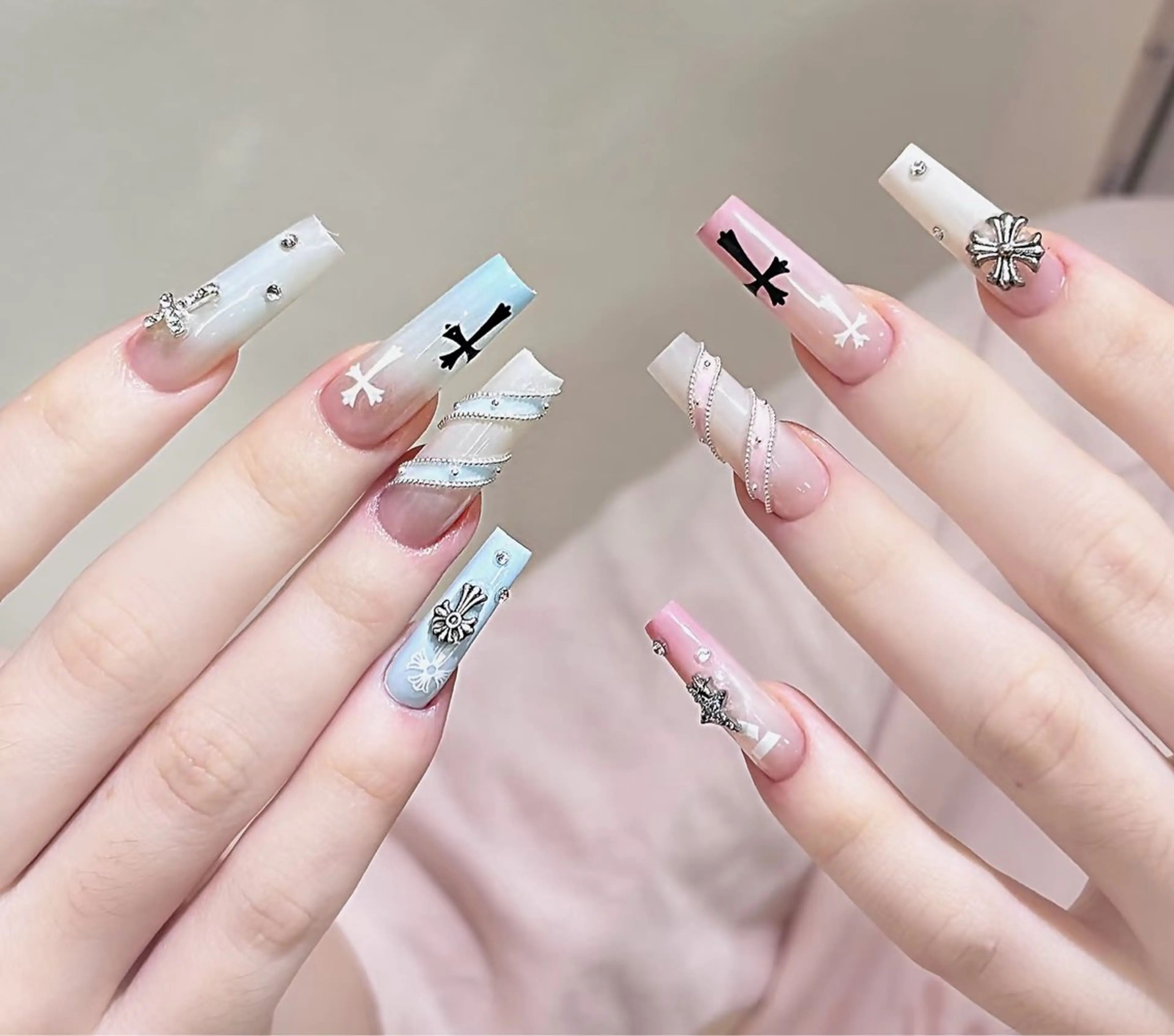 ネイル オーロラネイル フラワーネイル フットネイル フレンチネイル ジェルネイル ハンドネイル BabyYouMi nailのネイルデザイン