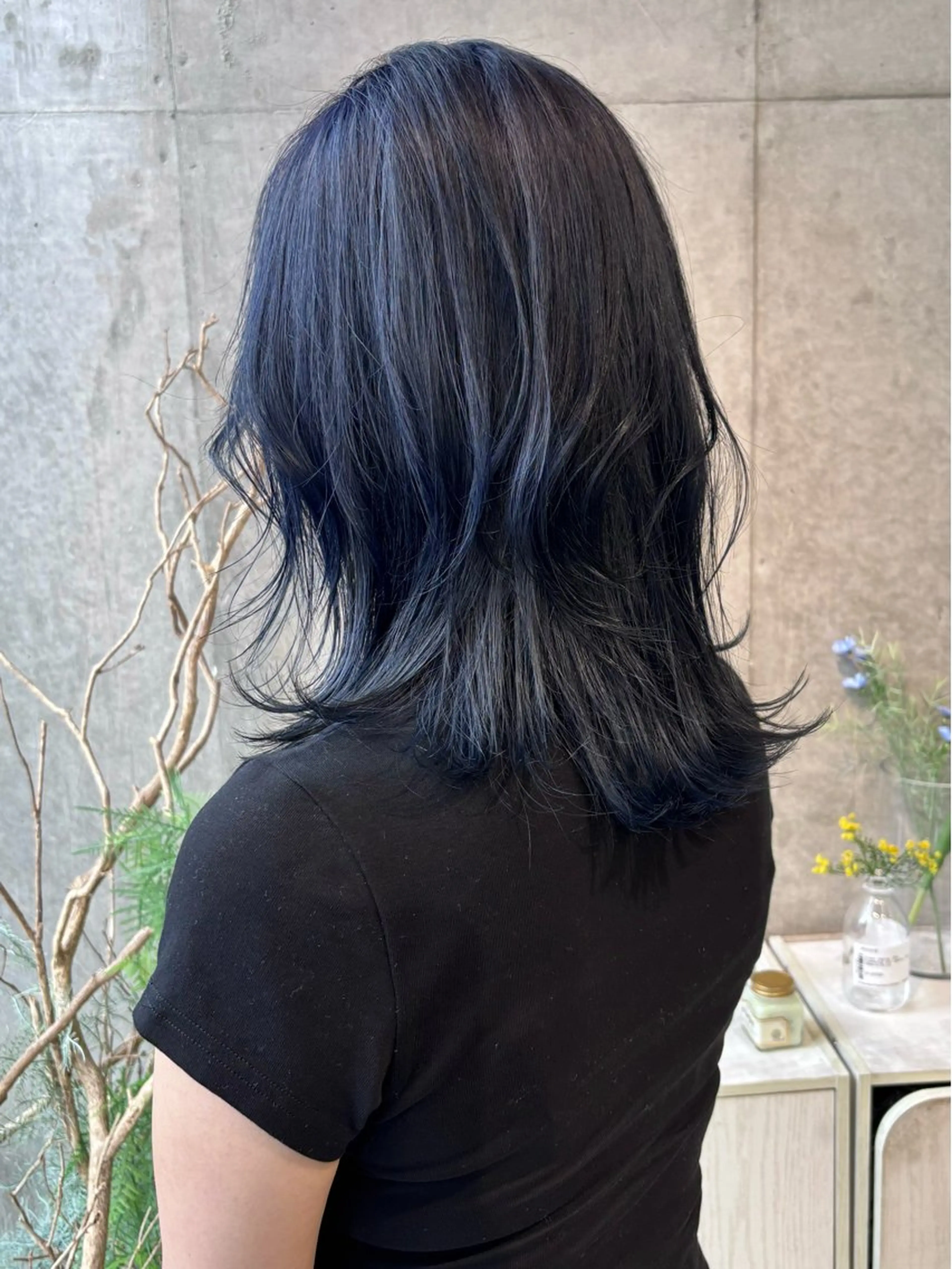 ミディアム カラー ミディアムレイヤー ネイビーカラー レイヤーカット 井上 唯のヘアスタイル