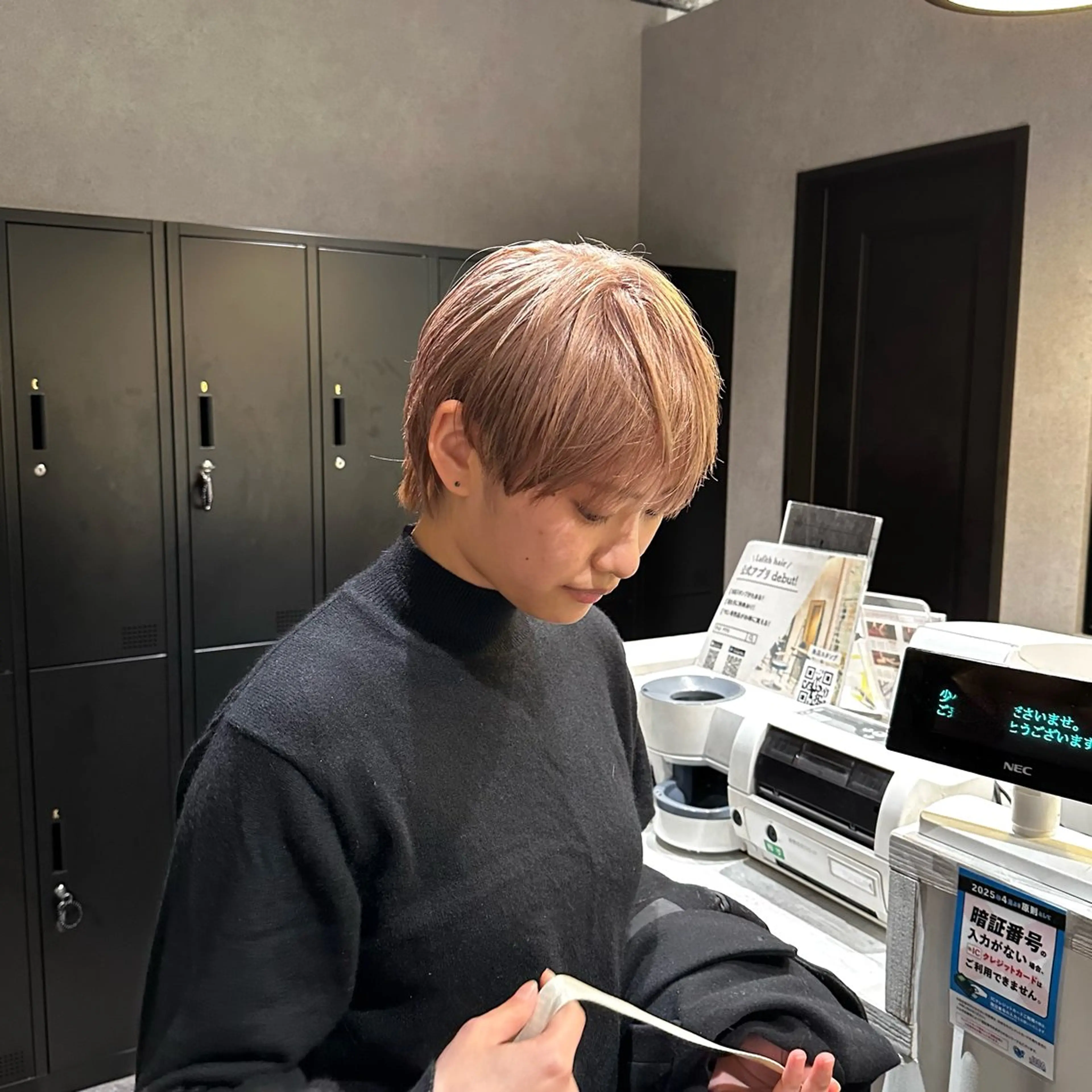 カラー メンズ メンズウルフカット ベージュカラー ピンクカラー ウルフカット カット ヘアカラー SALOWIN広島所属・ブリーチカラー/ ベージュ/SARAのヘアスタイル