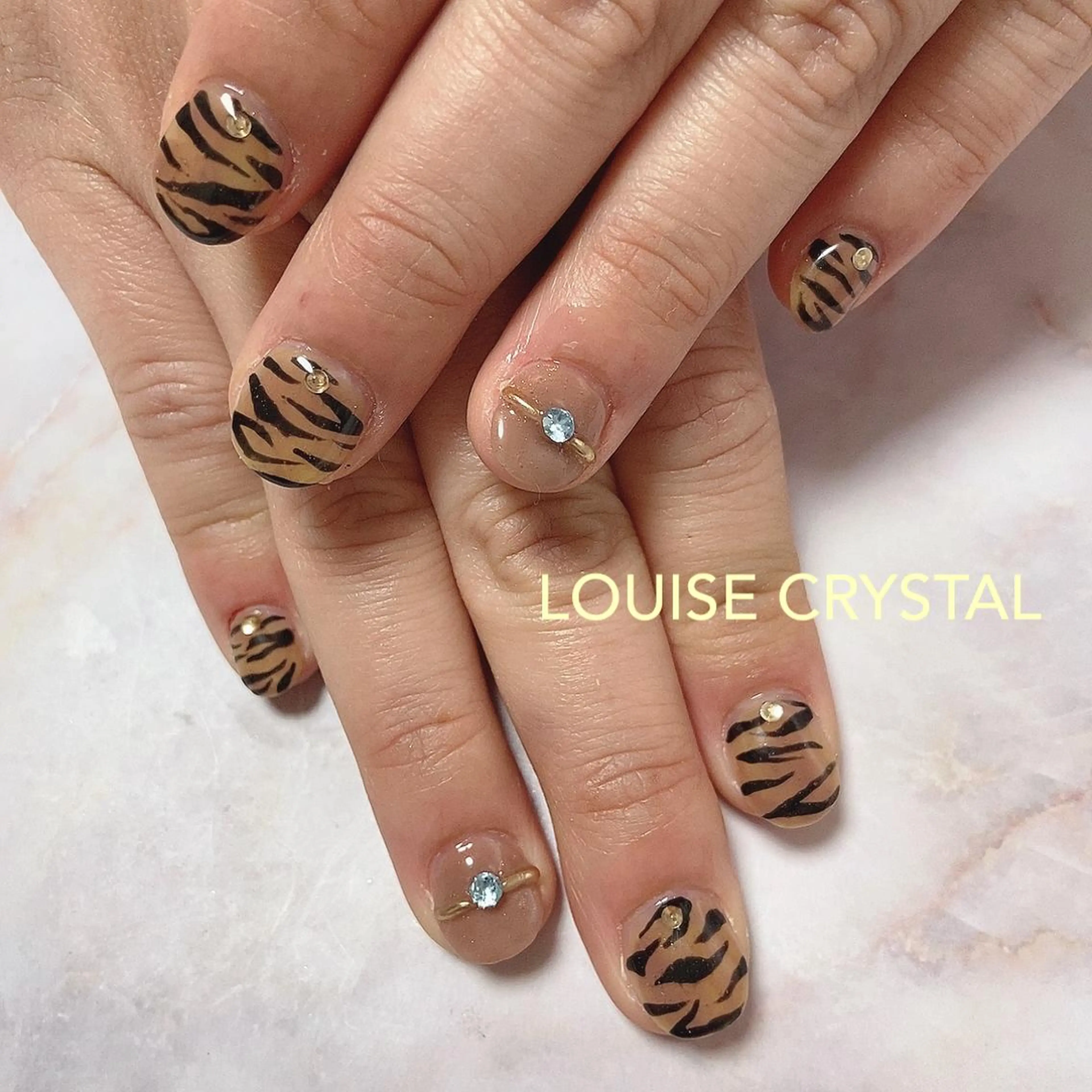 ネイル ハンドネイル LOUISE CRYSTALのネイルデザイン