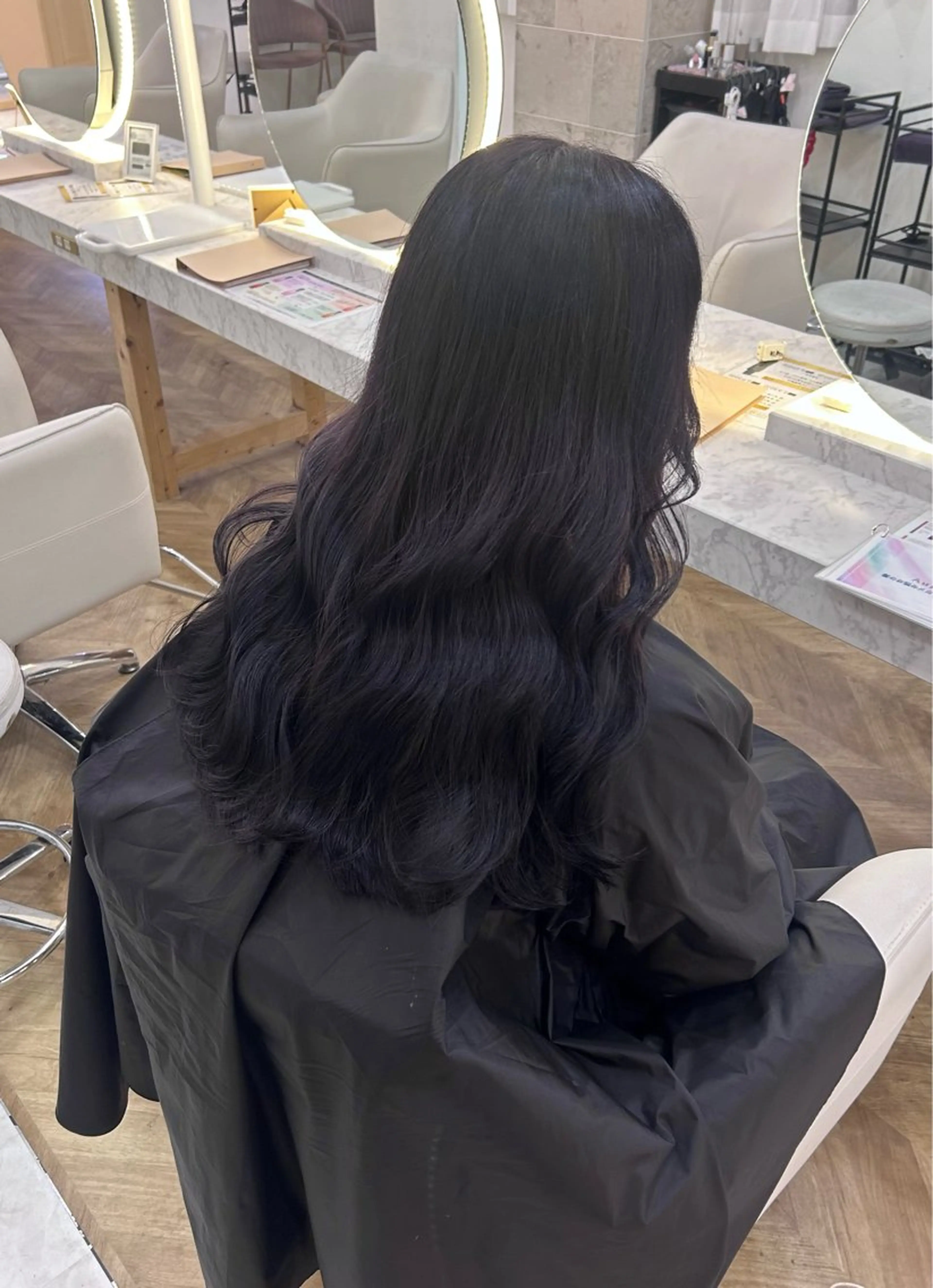 ロング ヘアカラー トリートメント 𝜗𝜚ブリーチ ／レイヤー𝜗𝜚のヘアスタイル