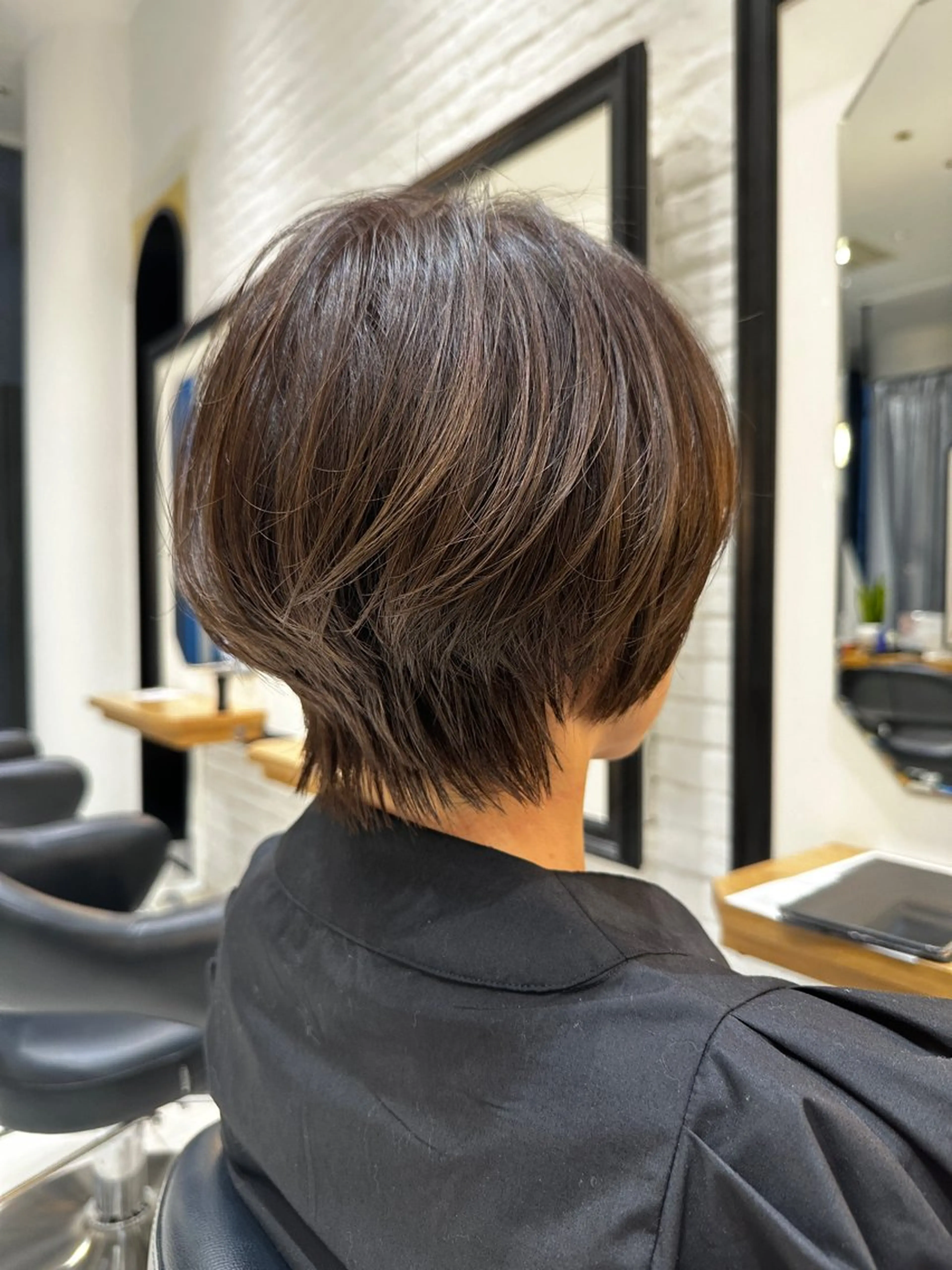 ショート カラー 透明感カラー ショートヘア レイヤー/グレージュ メンズパーマのヘアスタイル