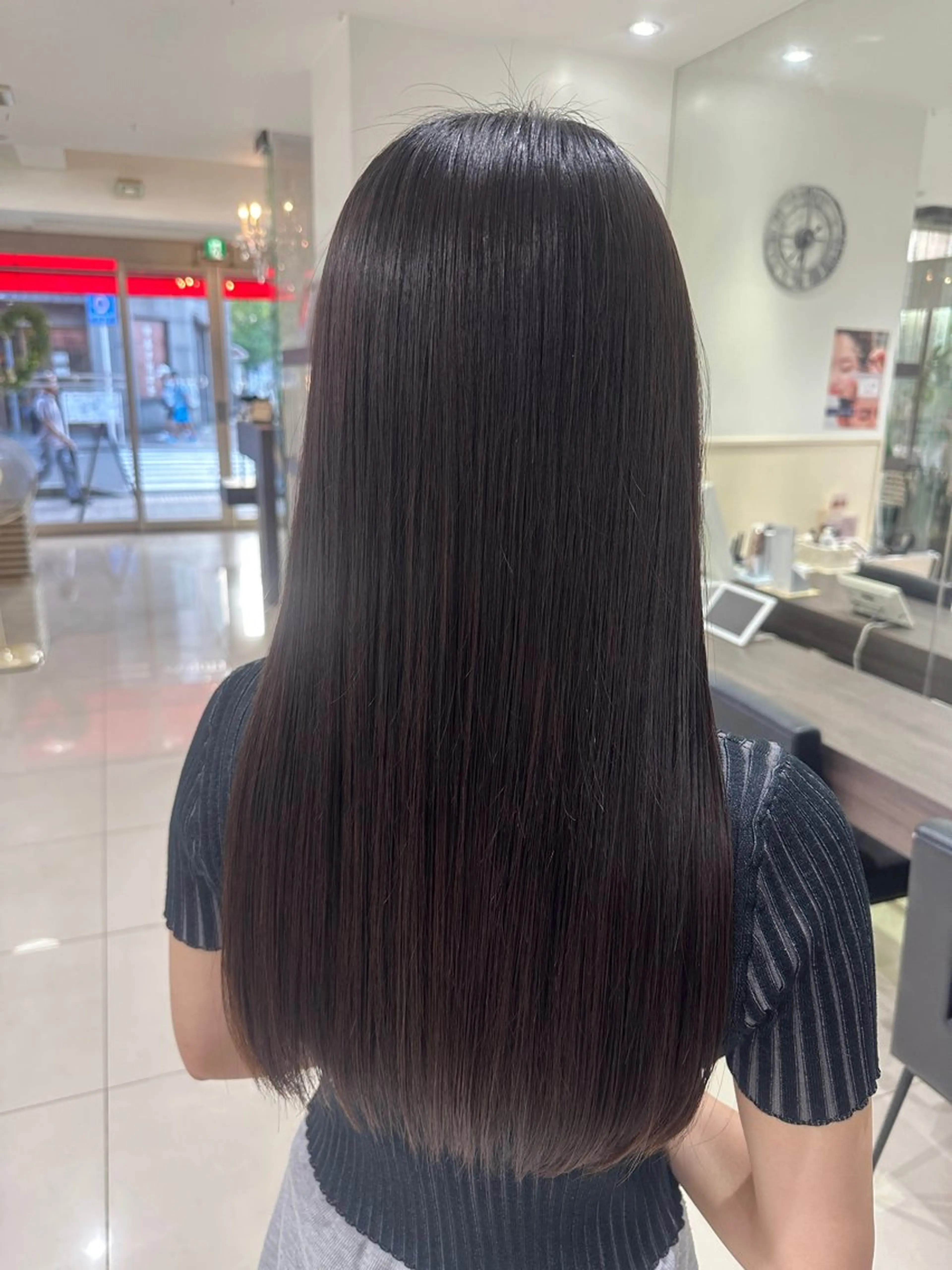 レイヤー 艶々カラーのヘアスタイル