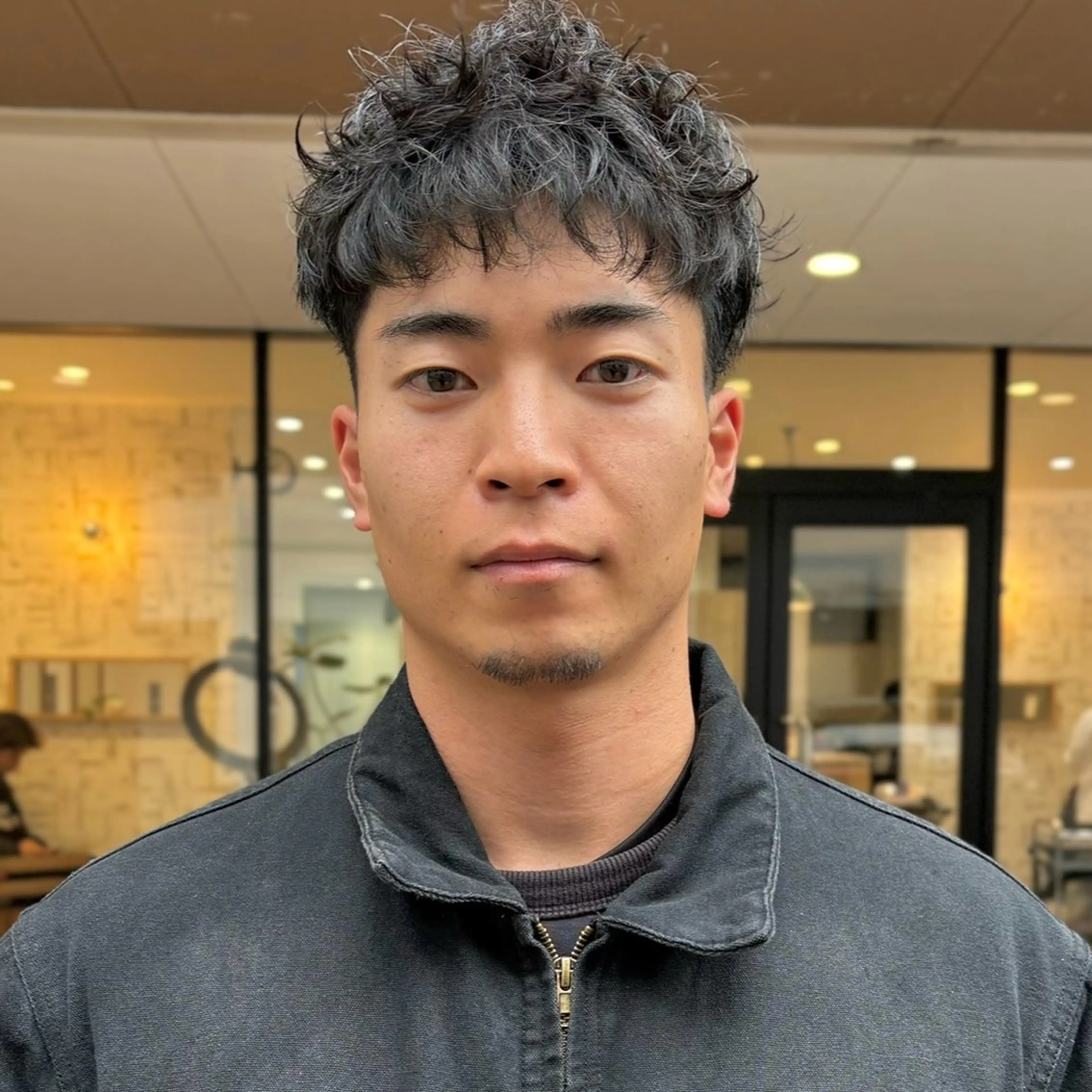 メンズ フェードカット フェザーパーマ メンズハイトーン メンズパーマ メンズショート カット 【メンズショート 特化】村斎　伶次のヘアスタイル