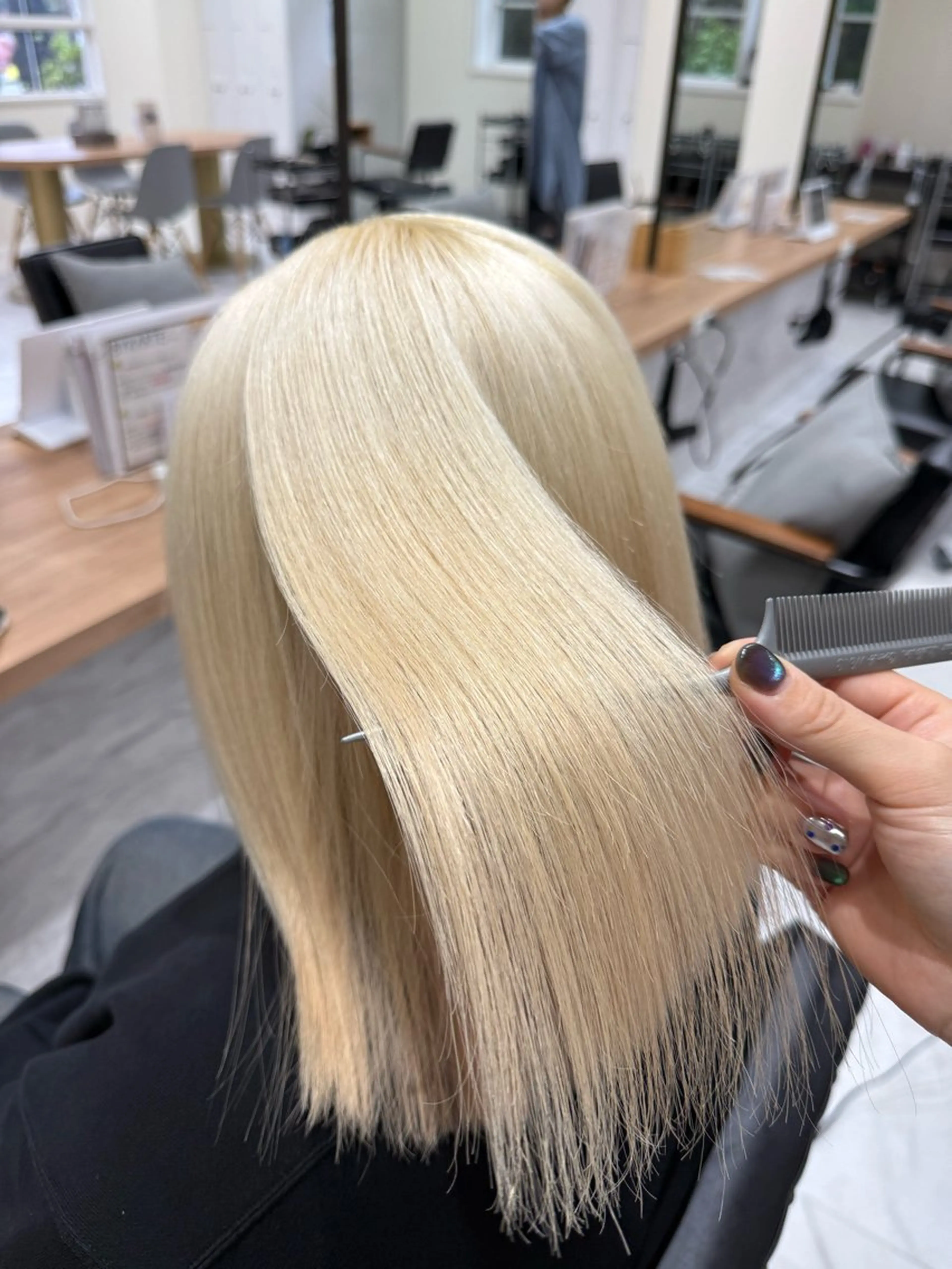 ミディアム カラー ブリーチ 縮毛矯正 トリートメント トリートメント 柔らかレイヤー× 透け感カラー/SUのヘアスタイル