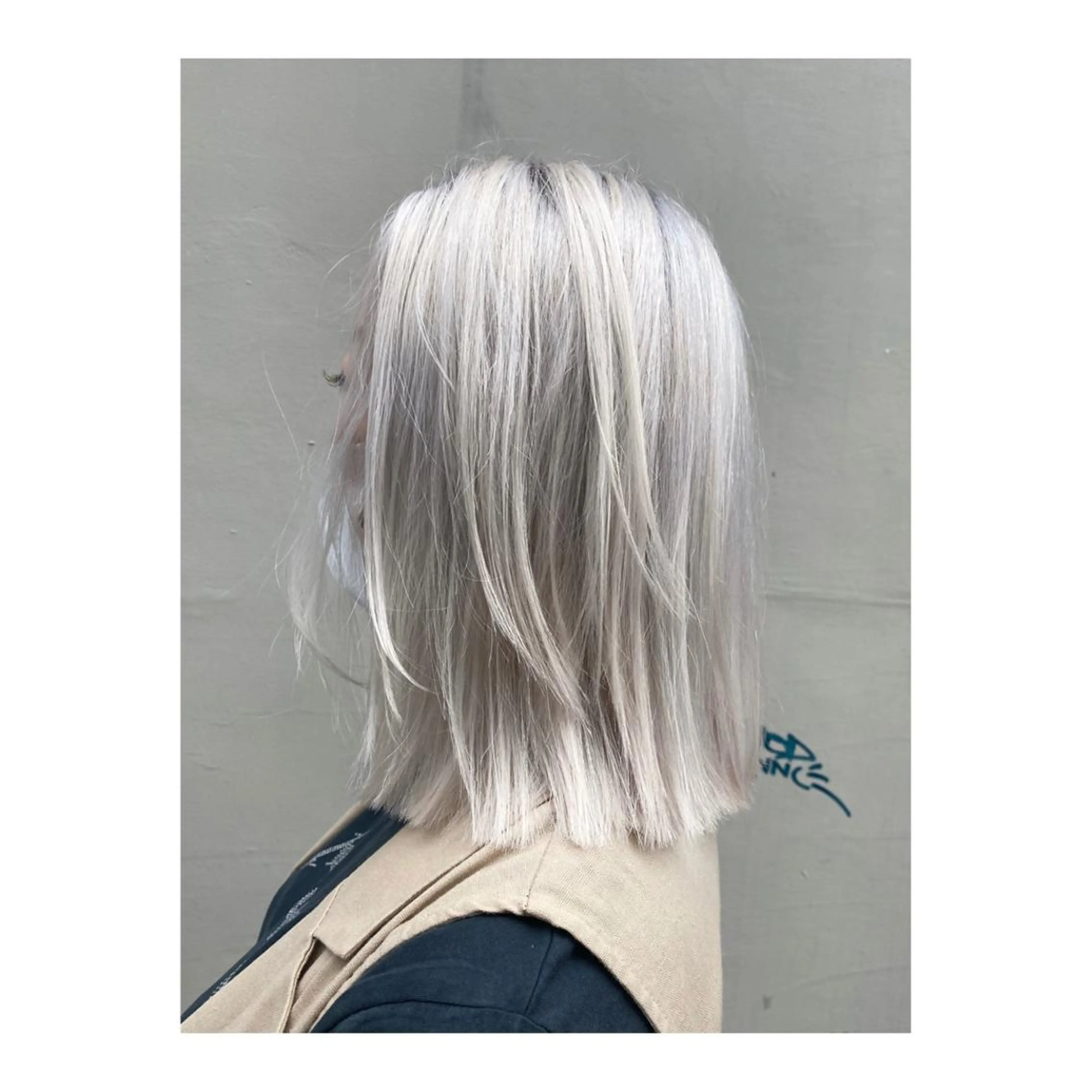 ミディアム 白髪ぼかし×デザイン 🕊️🫧ホウジョウのヘアスタイル