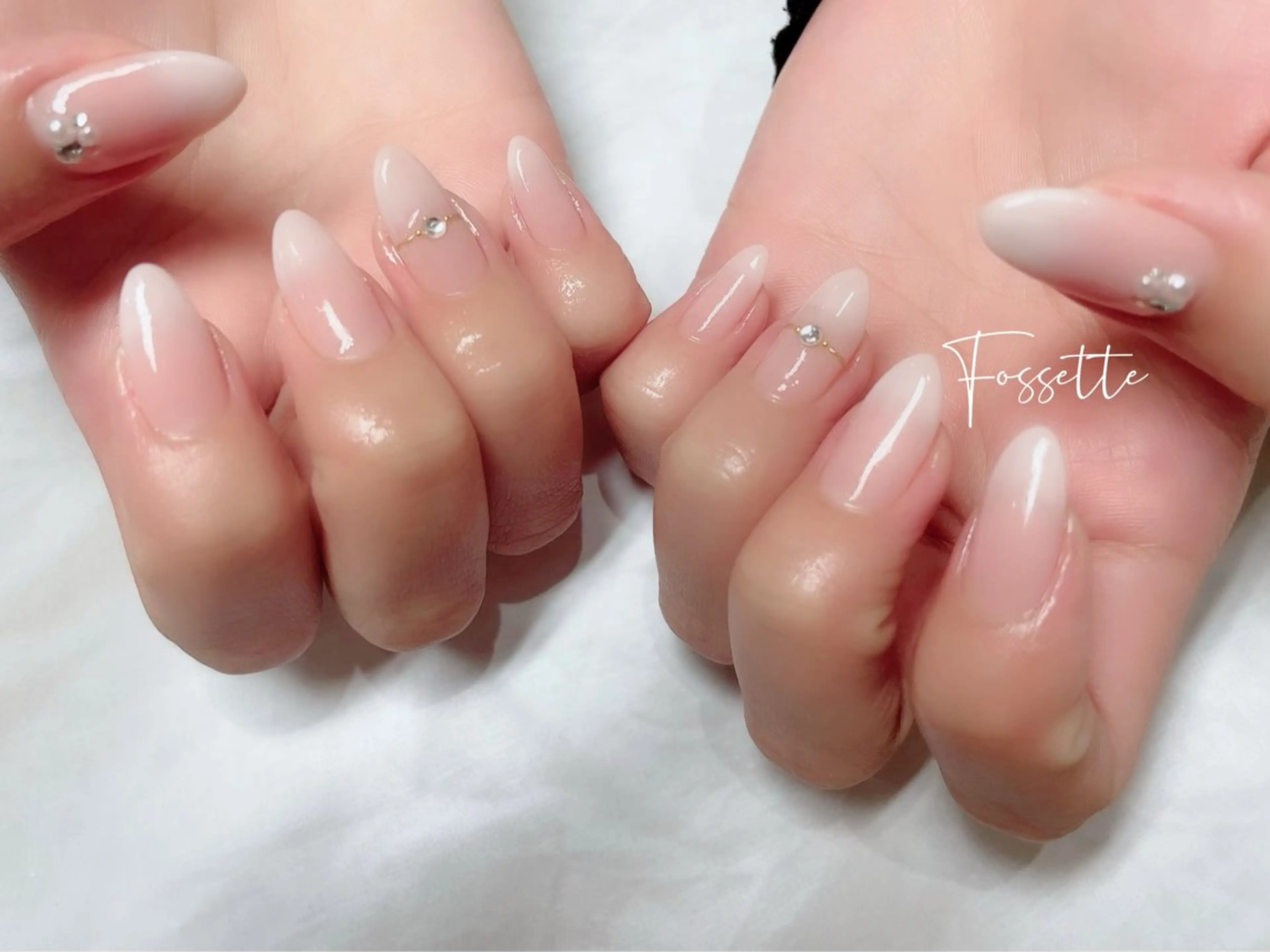 ネイル グラデーション シンプルネイル ブライダルネイル ホワイト nailsalon Fossetteのネイルデザイン