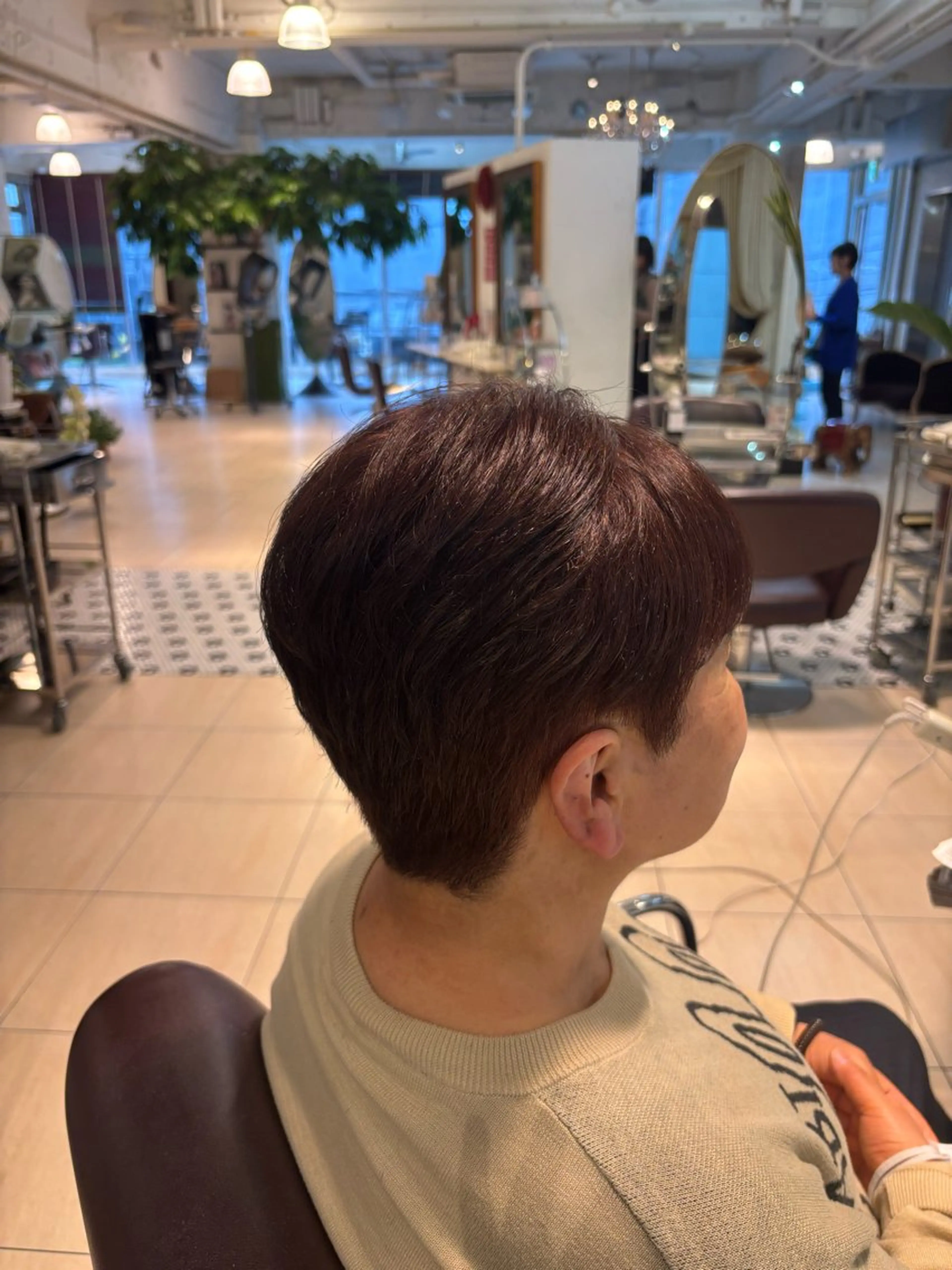 ショート ヘアカラー 金 莉世のヘアスタイル