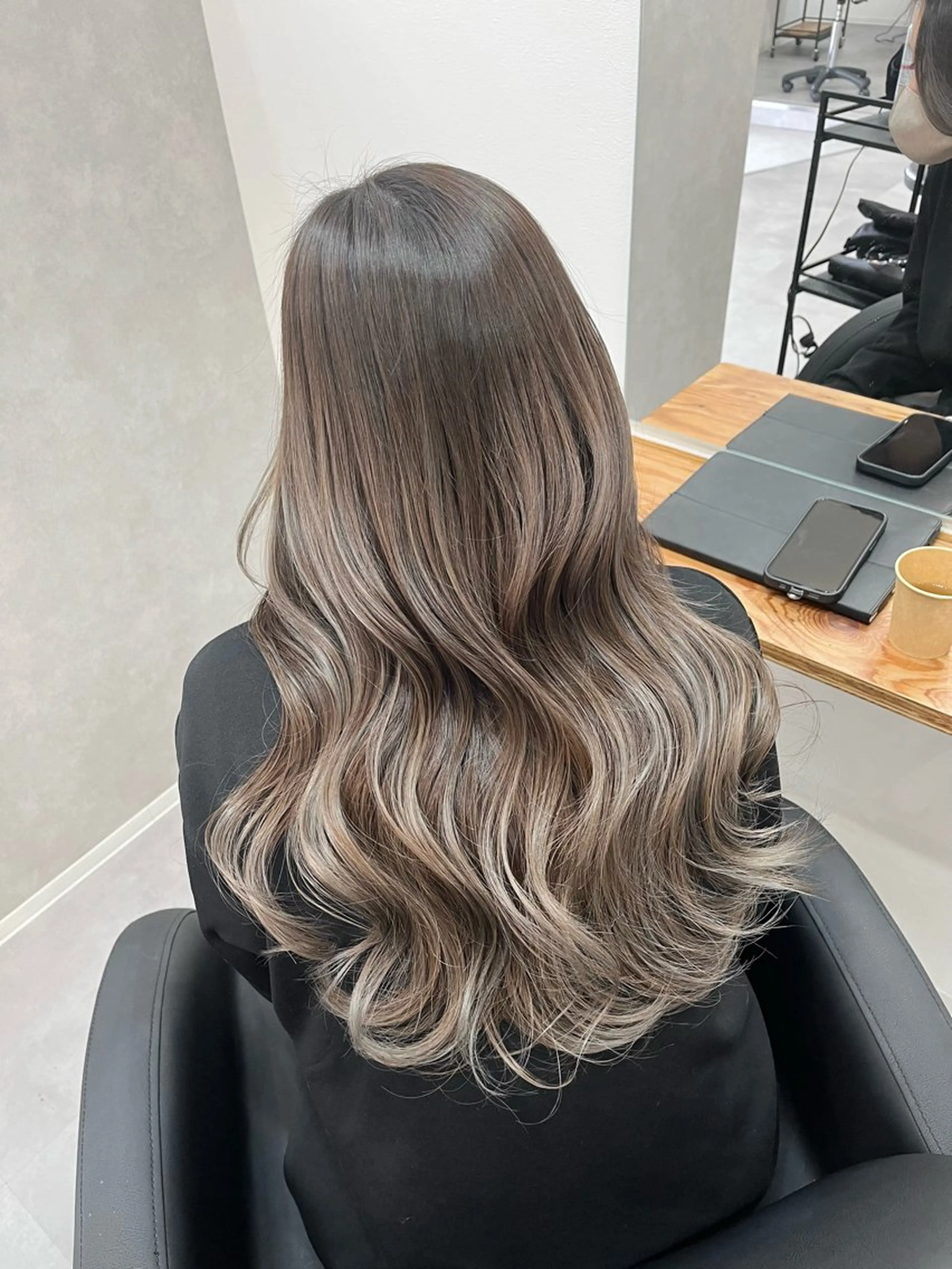 ロング カラー バレイヤージュ レイヤーカット カット ヘアカラー トリートメント 豊橋/菜月/ブリーチ /艶カラーハイトーンのヘアスタイル