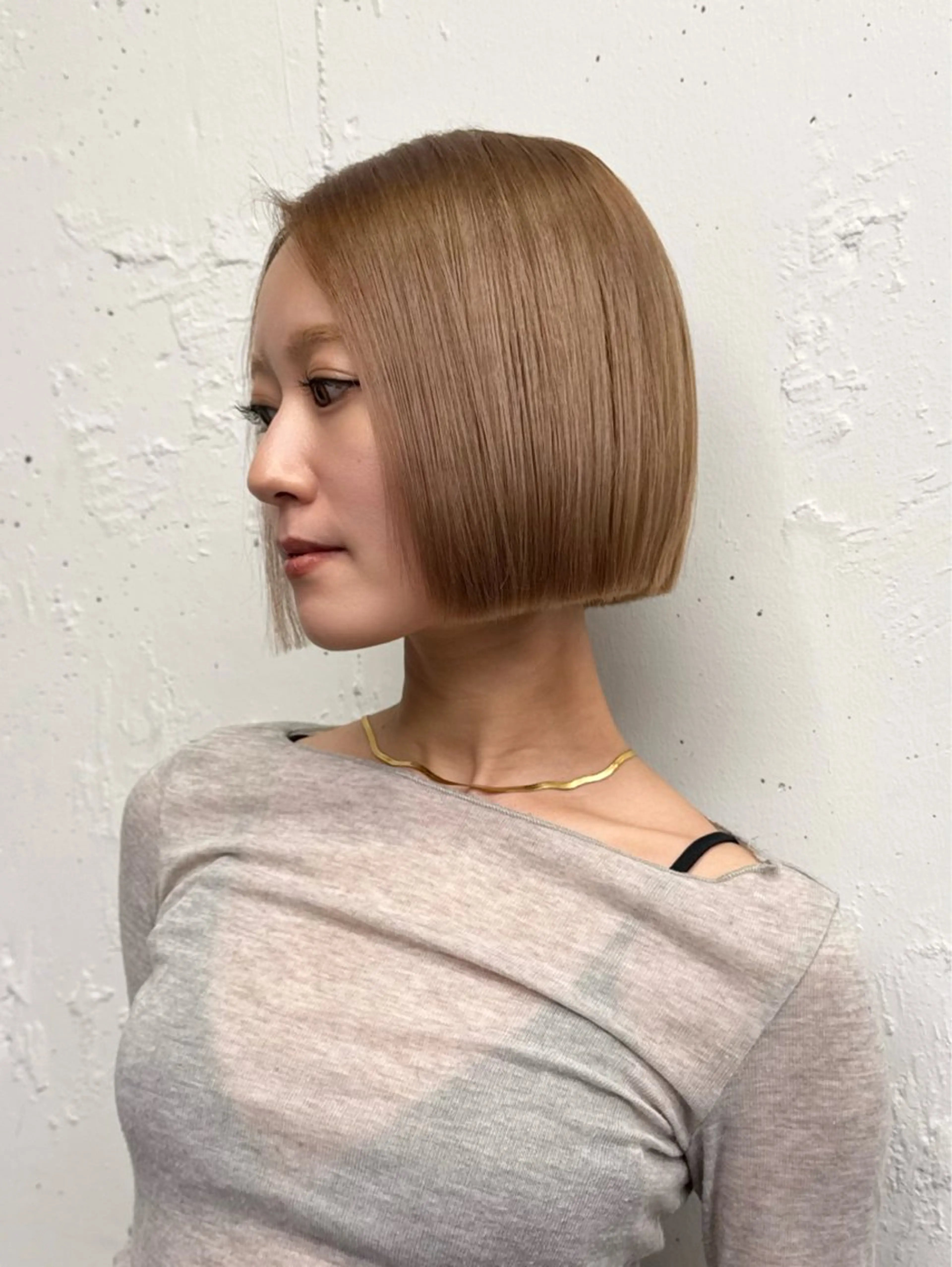 ショート カラー ベージュカラー ミルクティーベージュ ボブ RINA ブリーチ / 海外レイヤーのヘアスタイル