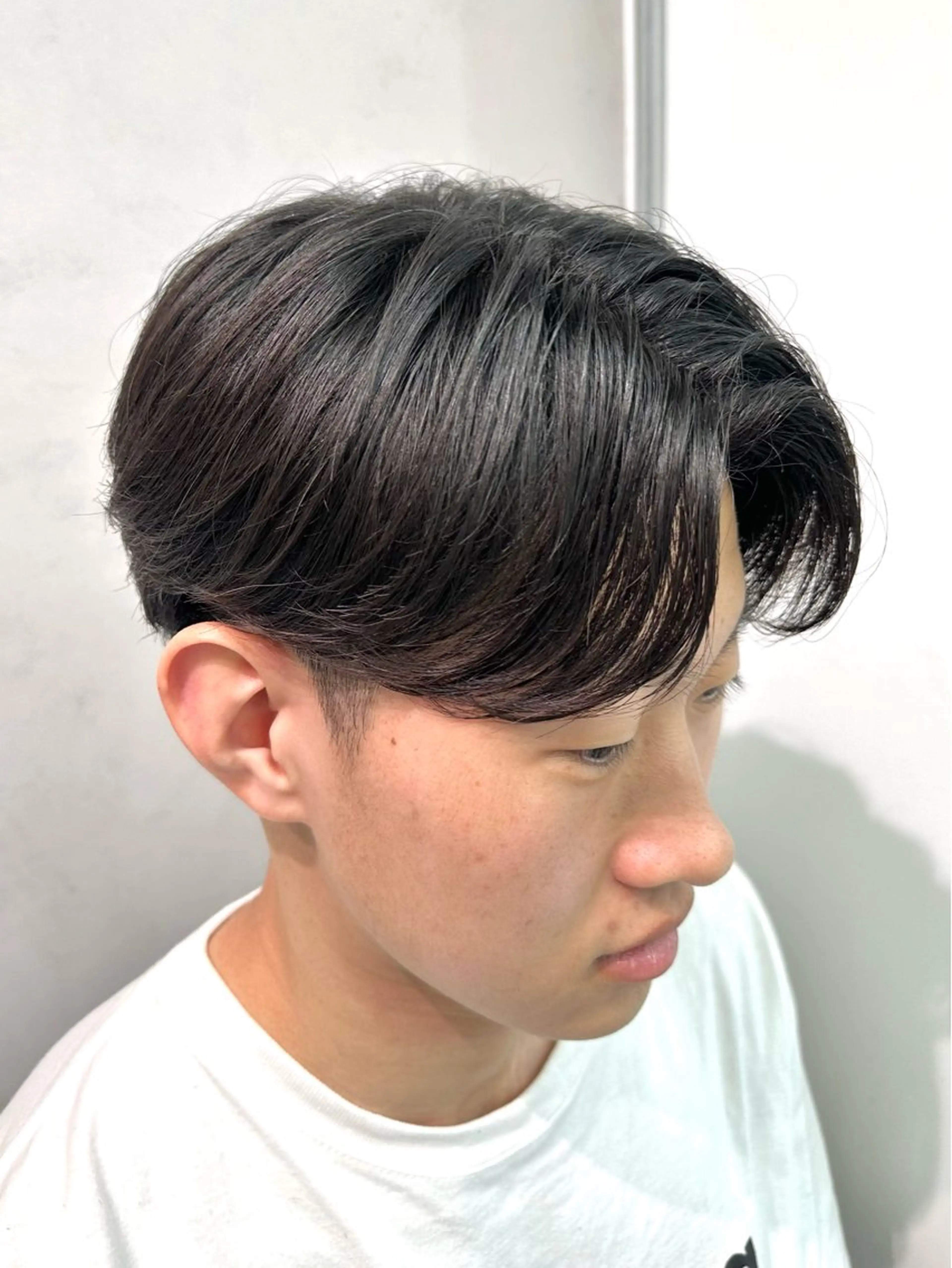 メンズ メンズブリーチ センターパート メンズパーマ 岐津公太 メンズ縮毛矯正のプロのヘアスタイル