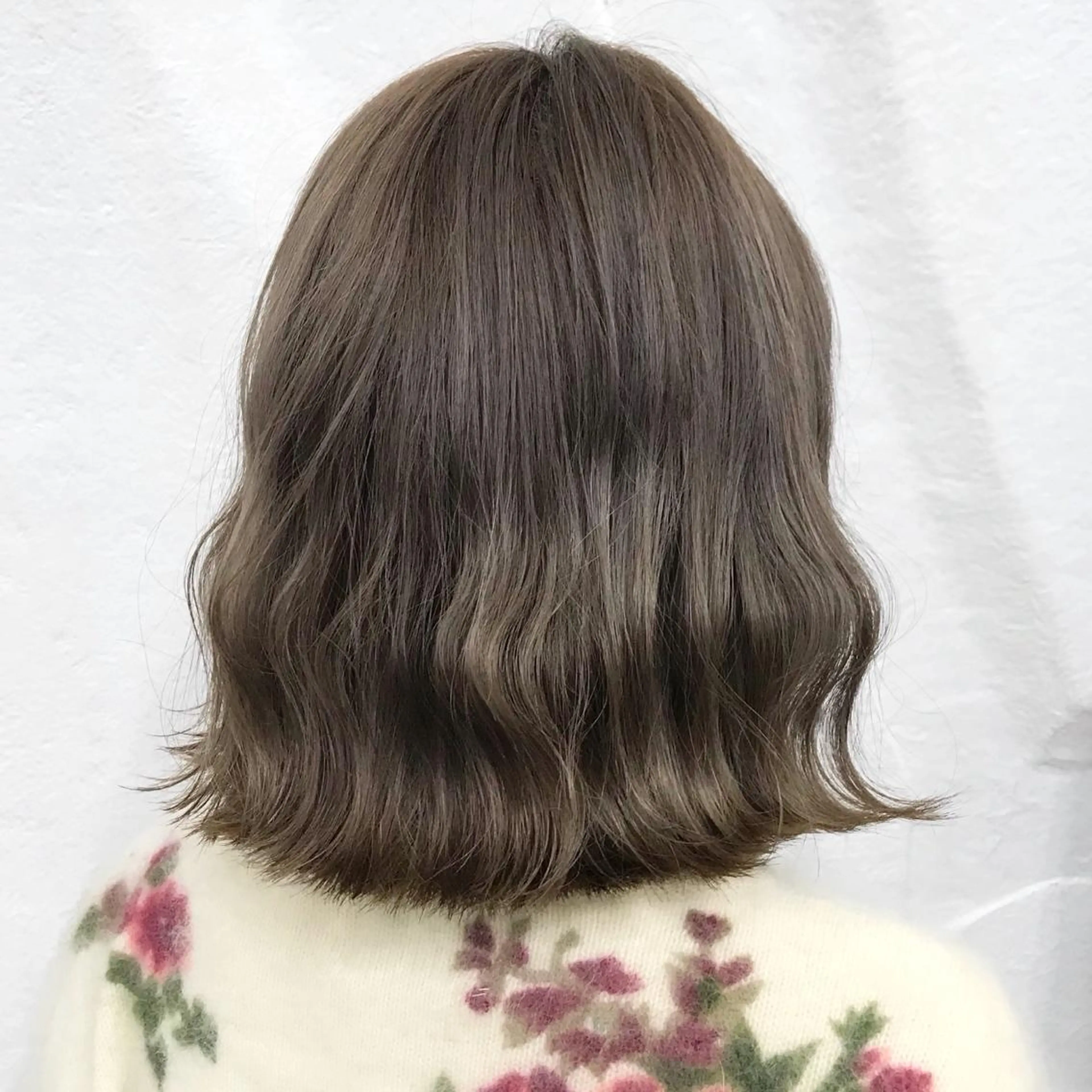 ミディアム カラー ブリーチ グレージュ K-POP好き美容師 🇰🇷Kai.Yのヘアスタイル