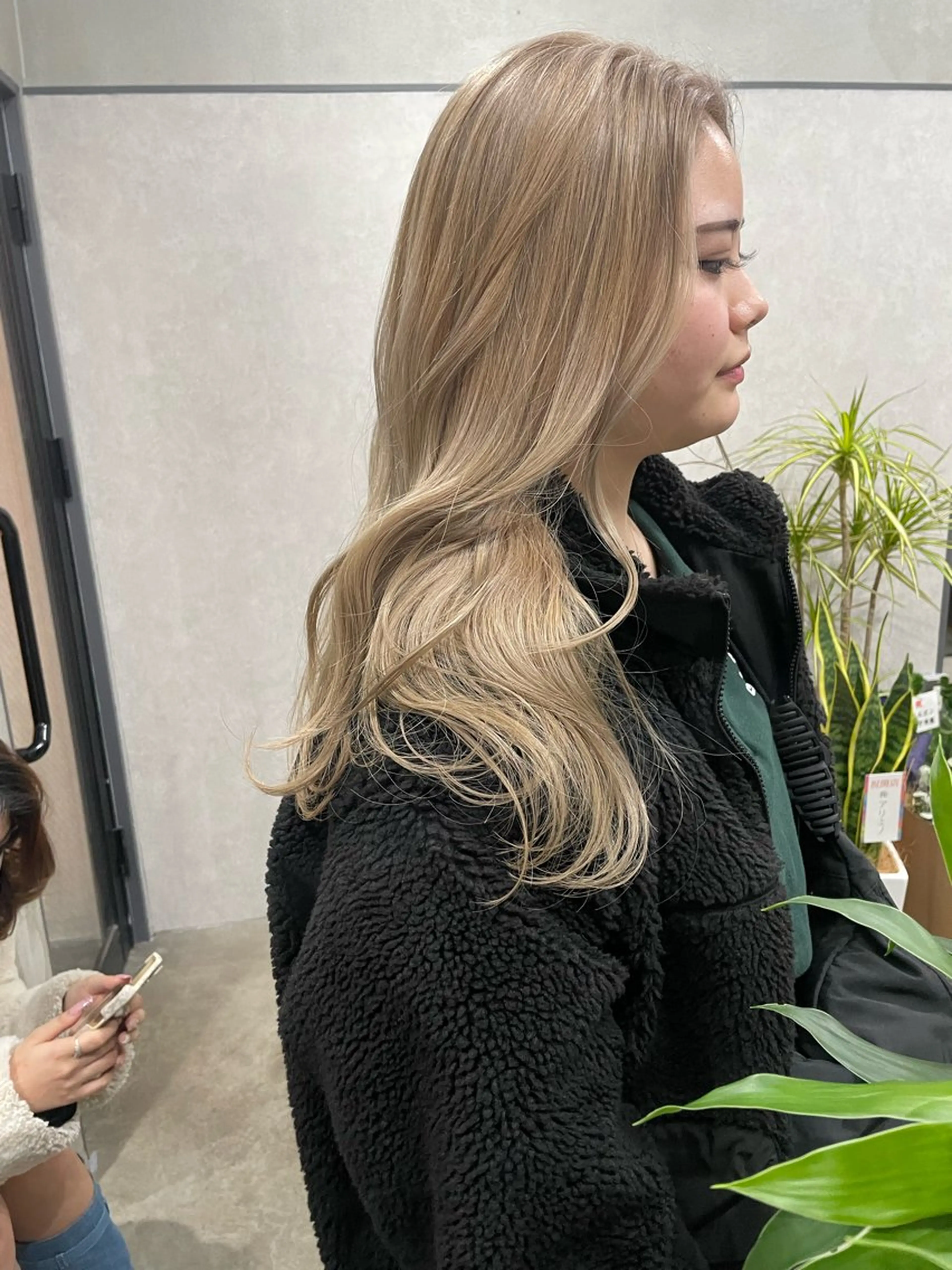 ロング カラー ブロンド AIRI layer cut hairのヘアスタイル