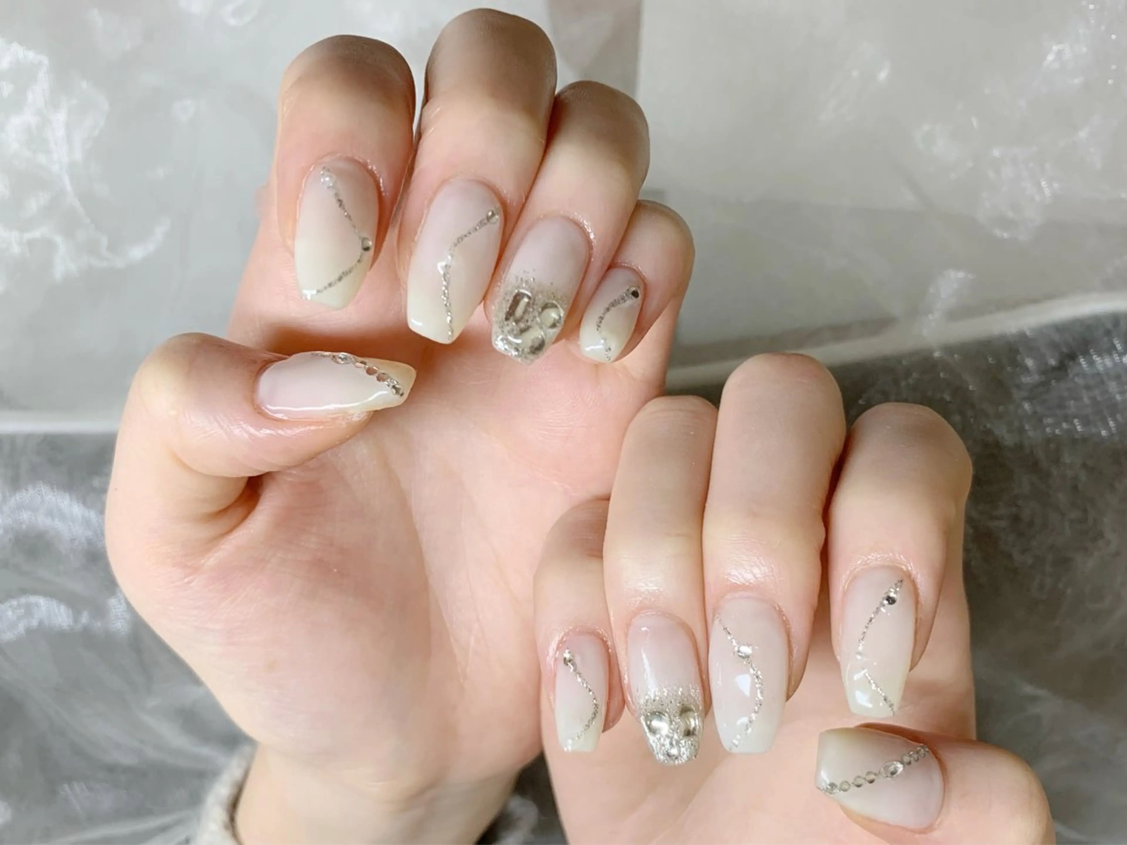 ネイル ラメ(グリッター) ホワイト 冬ネイル ハンドネイル AI NAのネイルデザイン